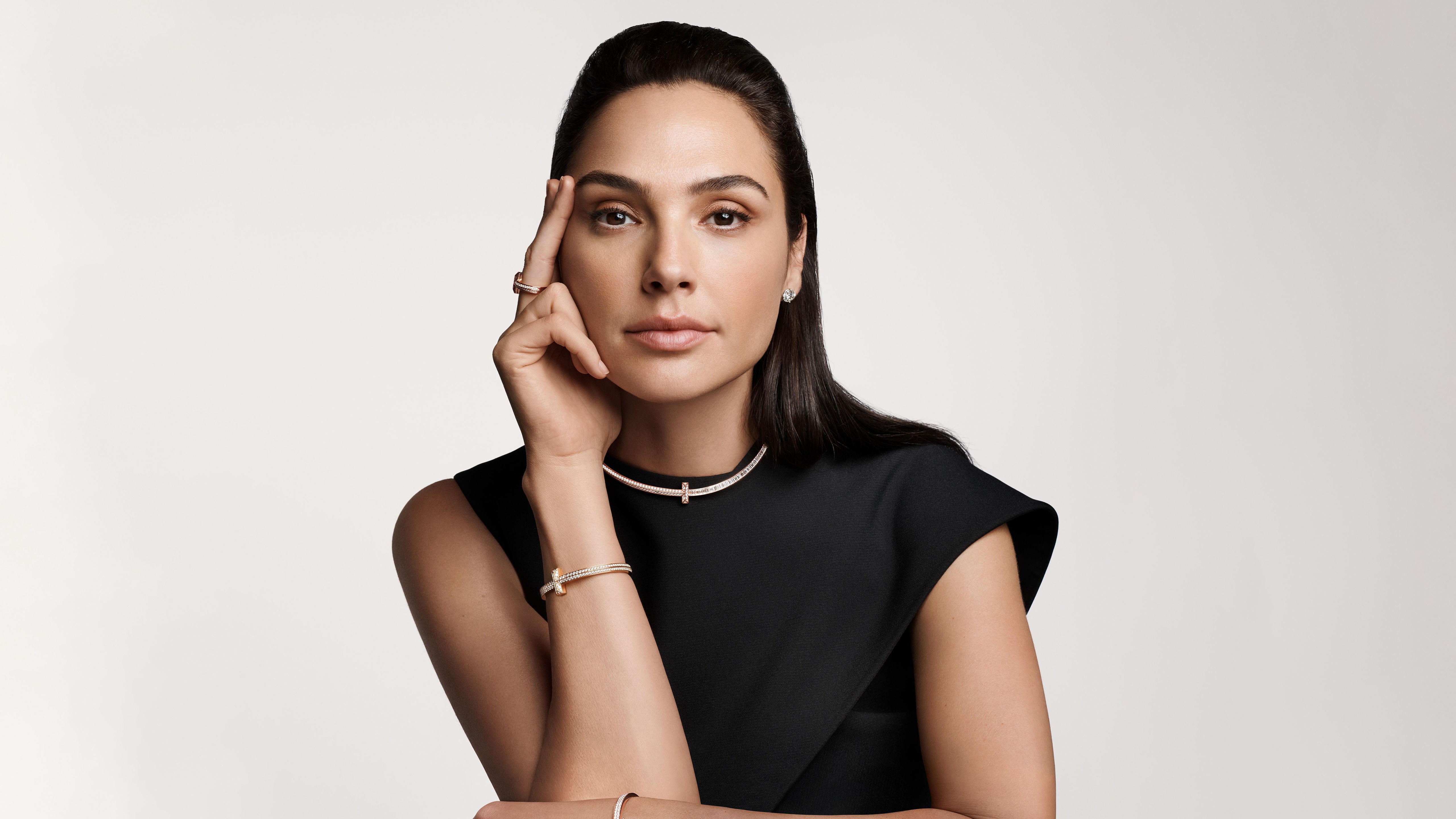 Gal Gadot wearing Tiffany jewelry HD Wallpaper