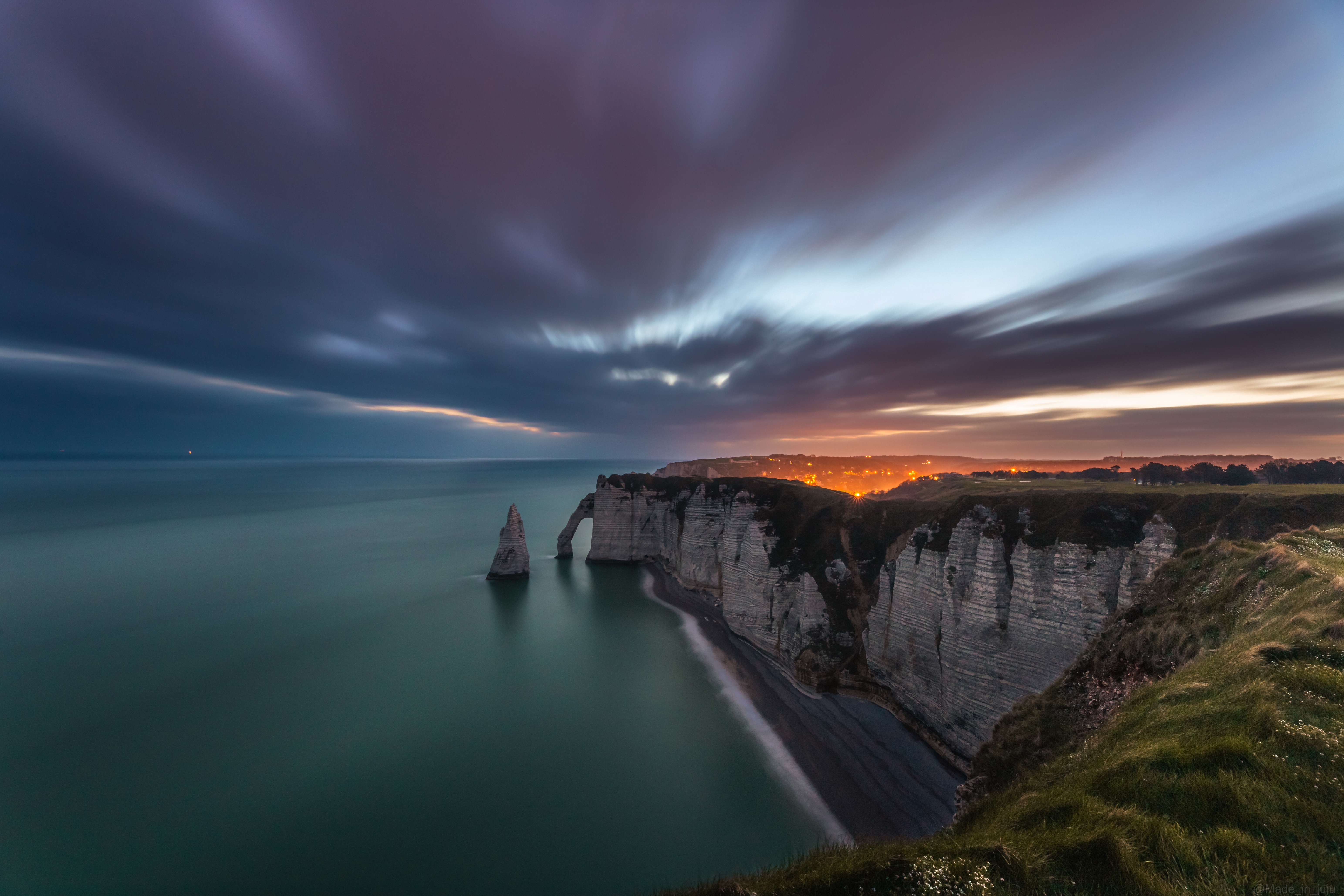Étretat cliffs at dawn with long exposure HD Wallpaper