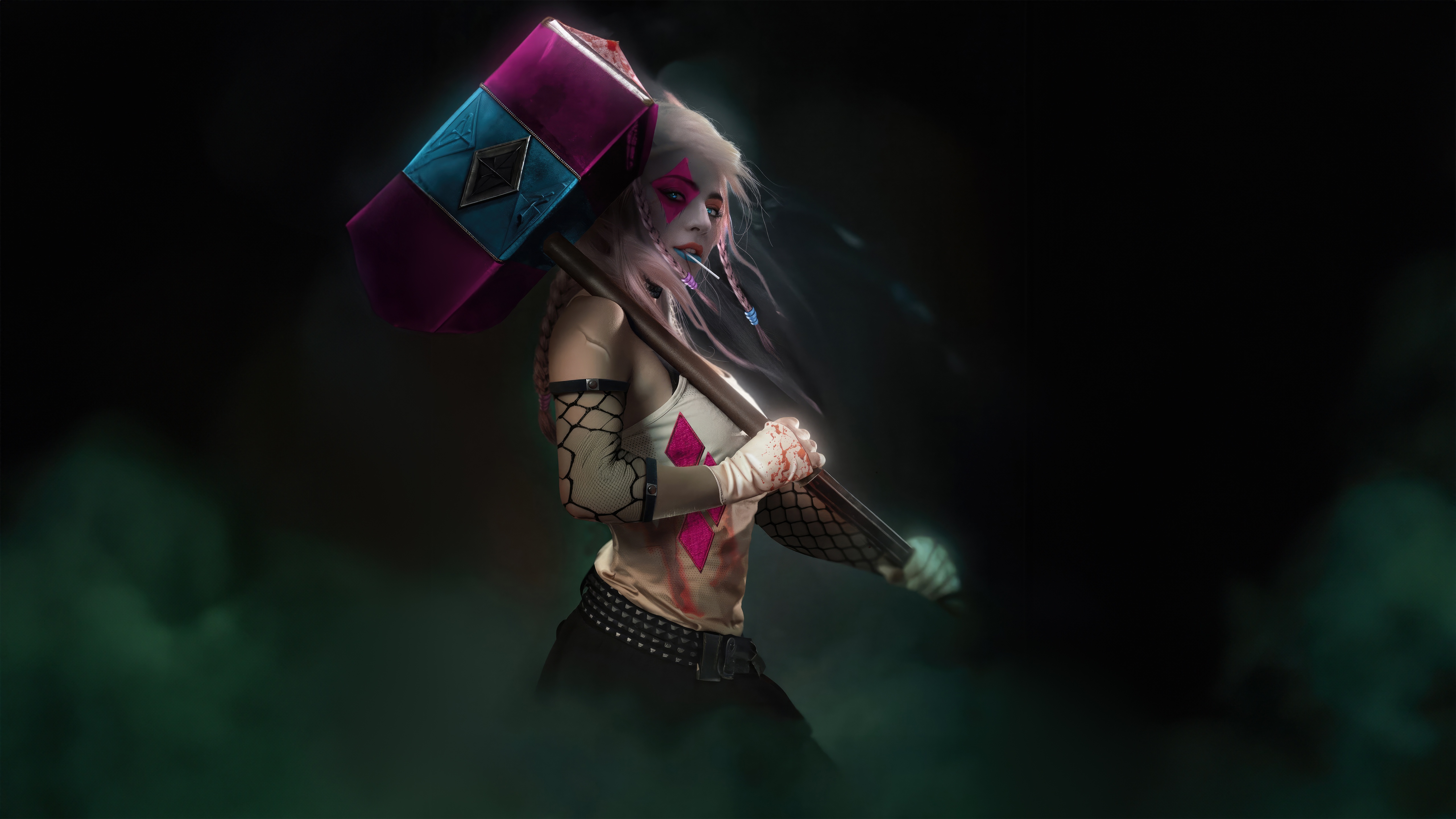 Harley Quinn holding a large hammer HD Wallpaper