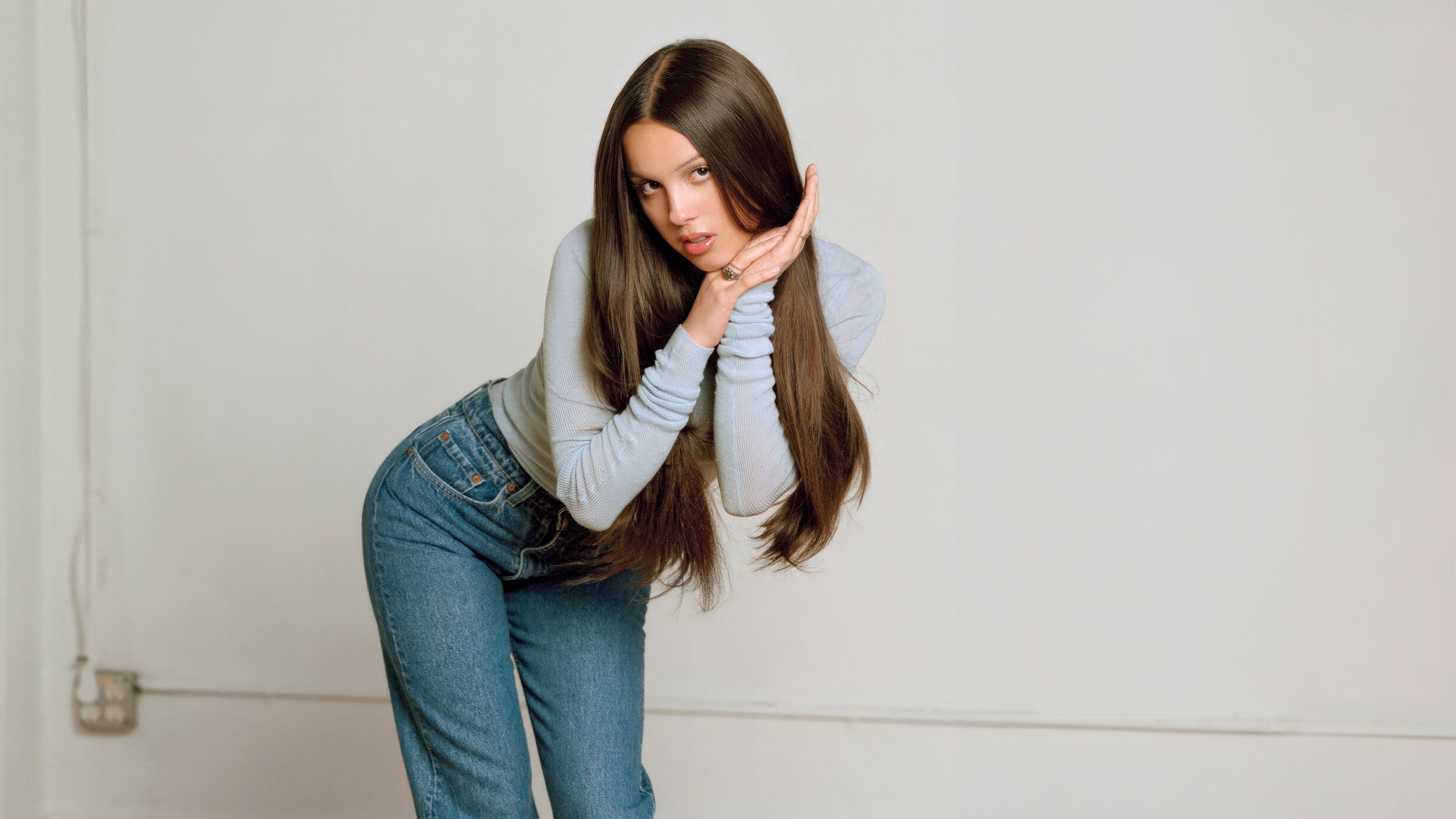 Olivia Rodrigo in blue jeans and a light blue top HD Wallpaper