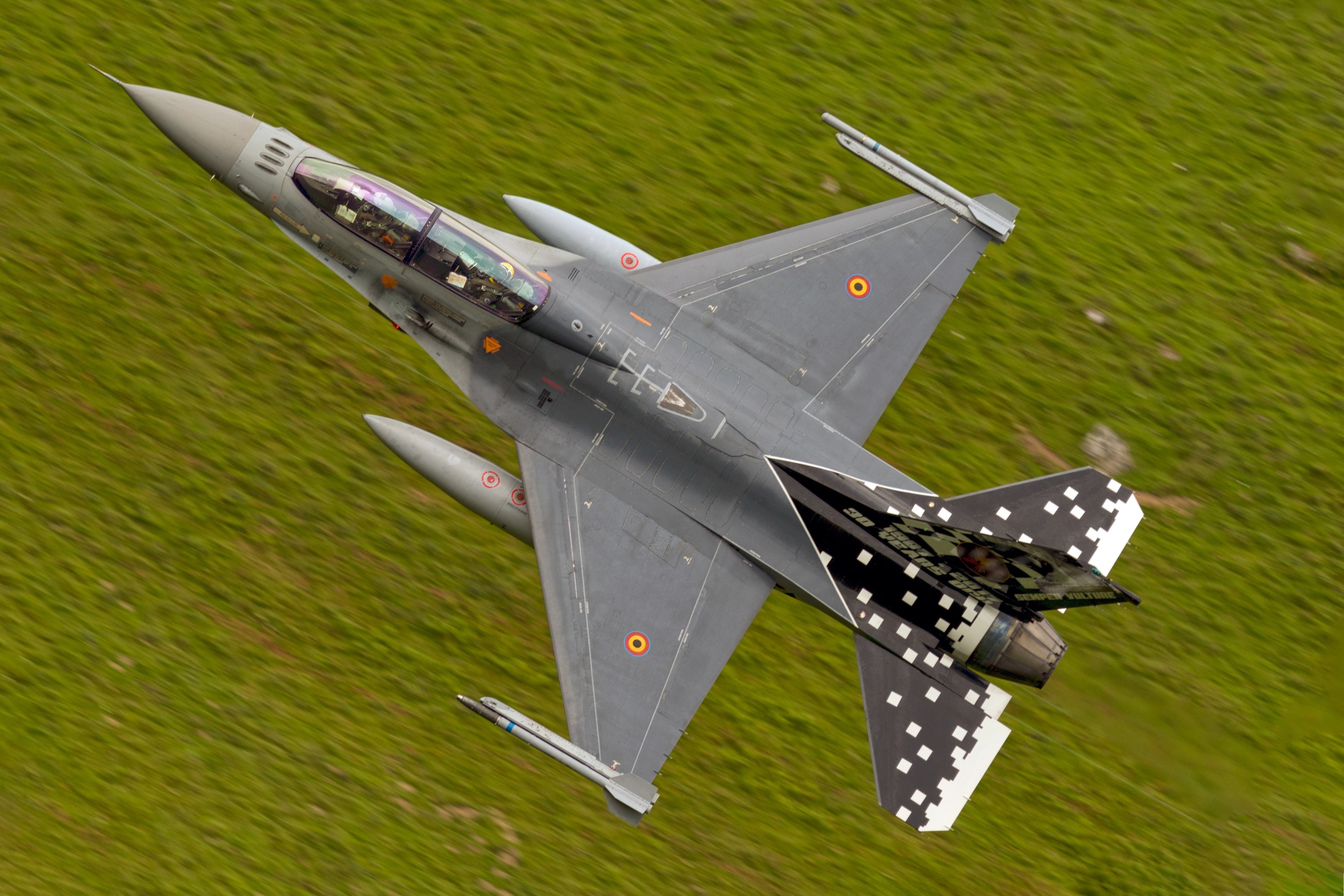 General Dynamics F-16 Fighting Falcon in flight HD Wallpaper