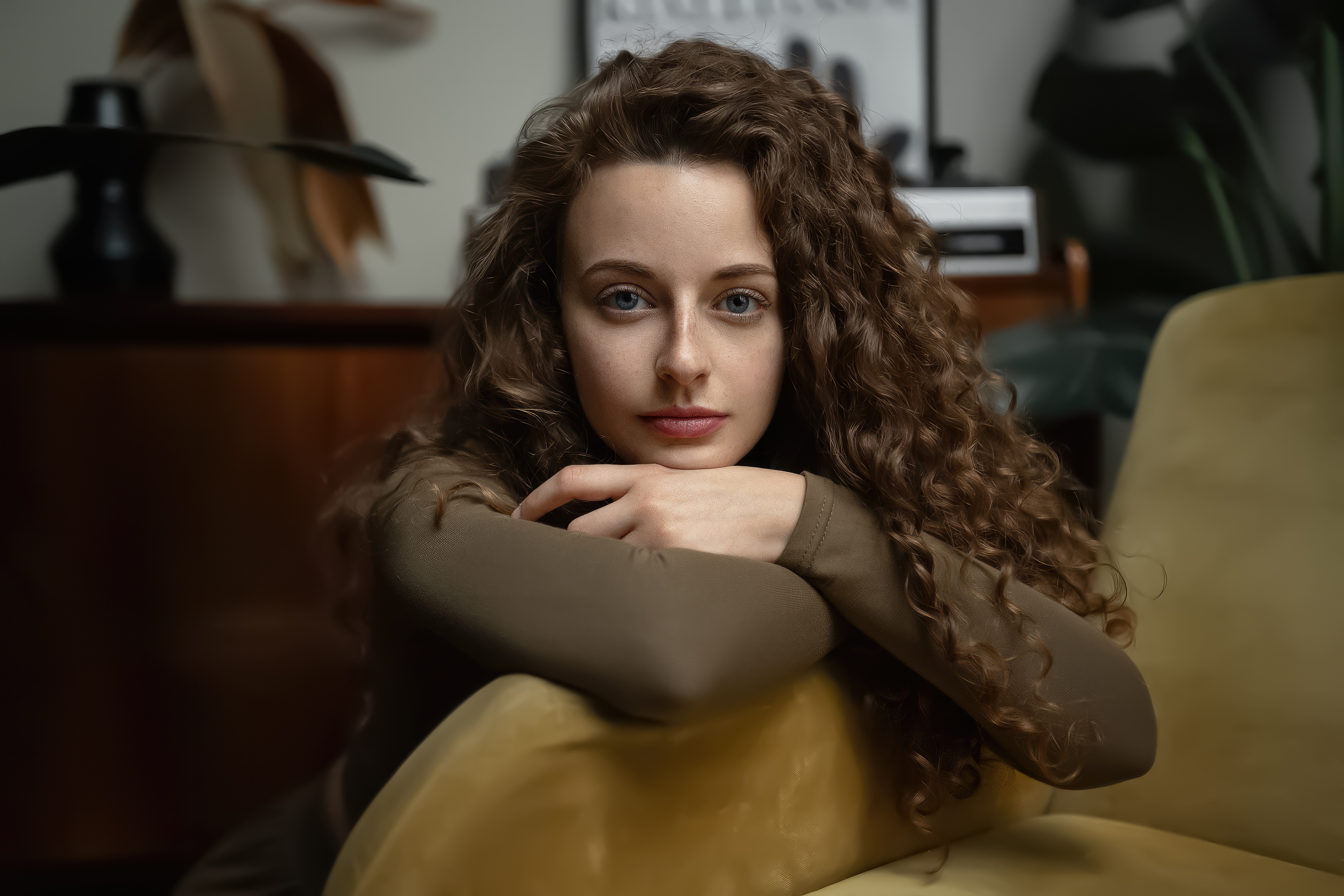 Woman with curly hair looking at the viewer HD Wallpaper