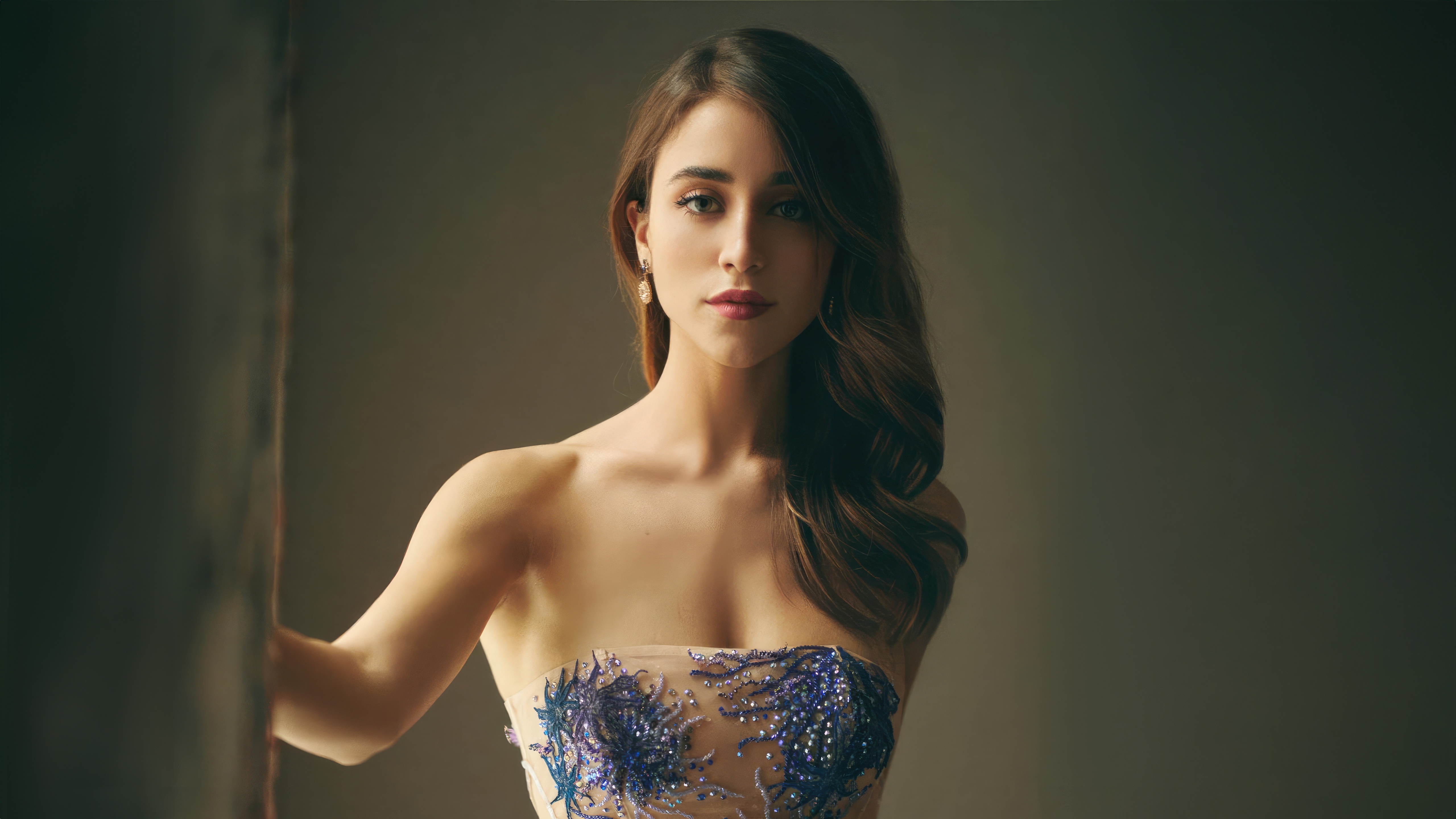 Caylee Cowan in a strapless dress HD Wallpaper