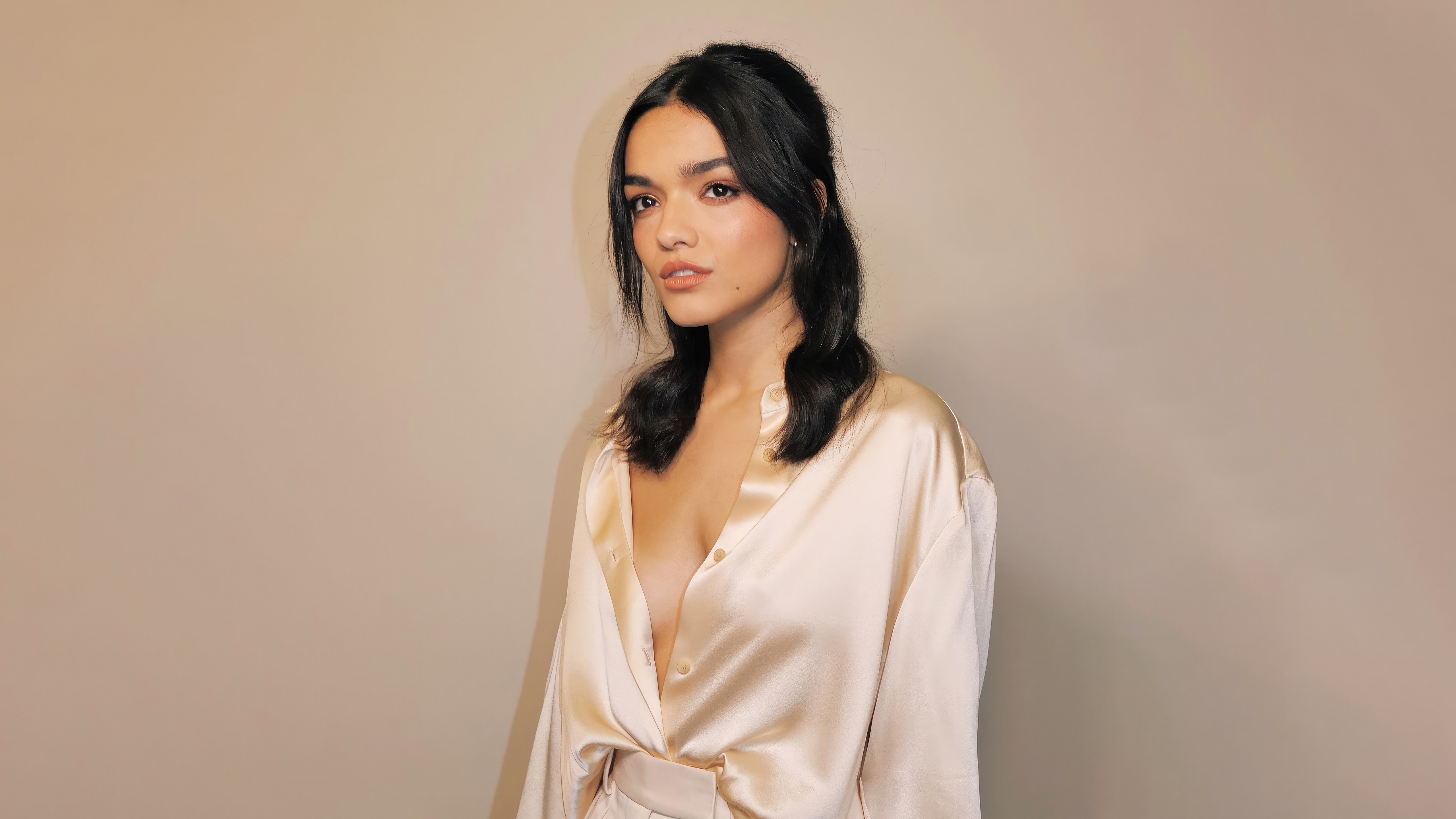 Rachel Zegler in a satin blouse HD Wallpaper