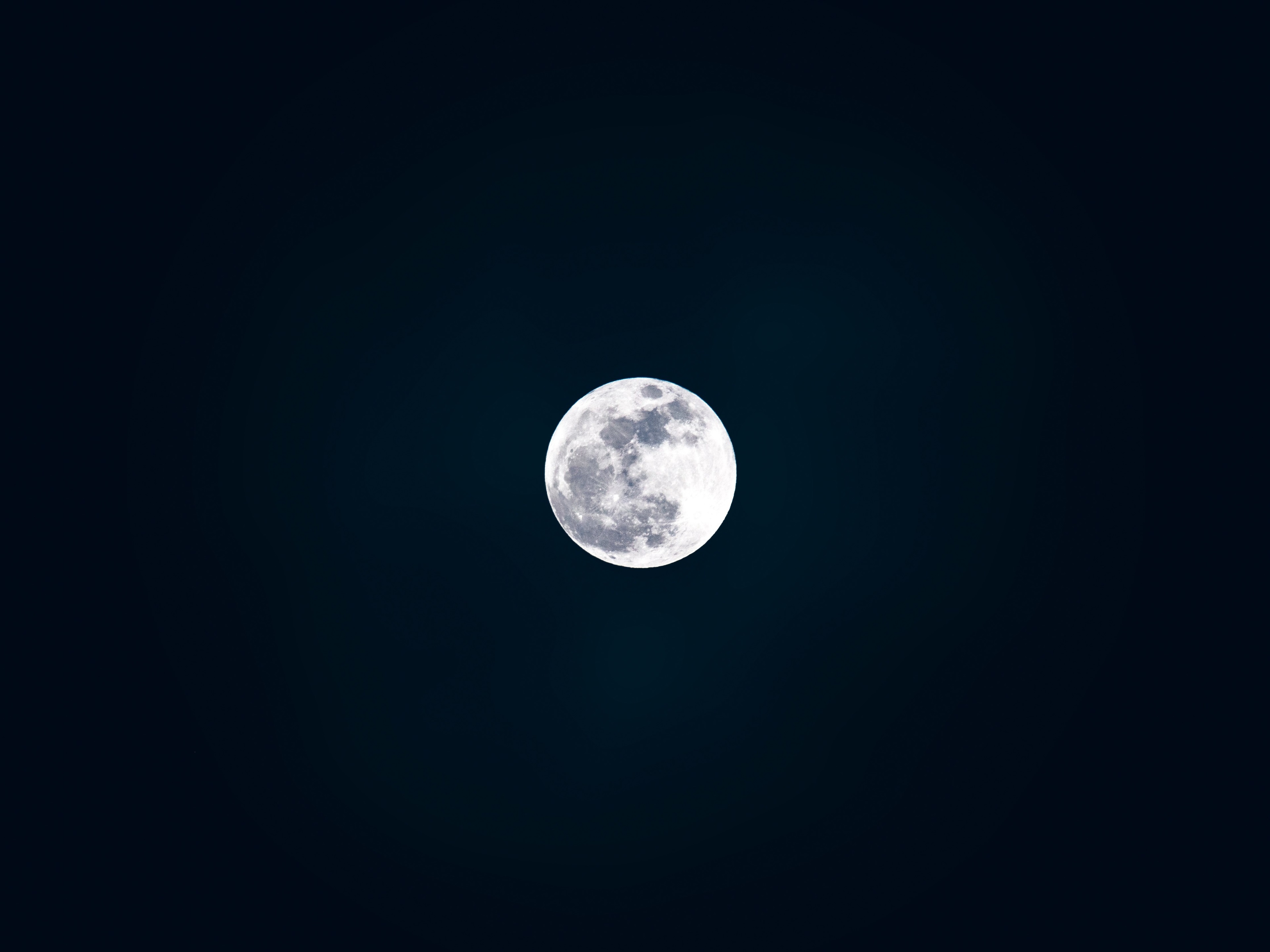 Full moon in dark sky 4K HD Wallpaper