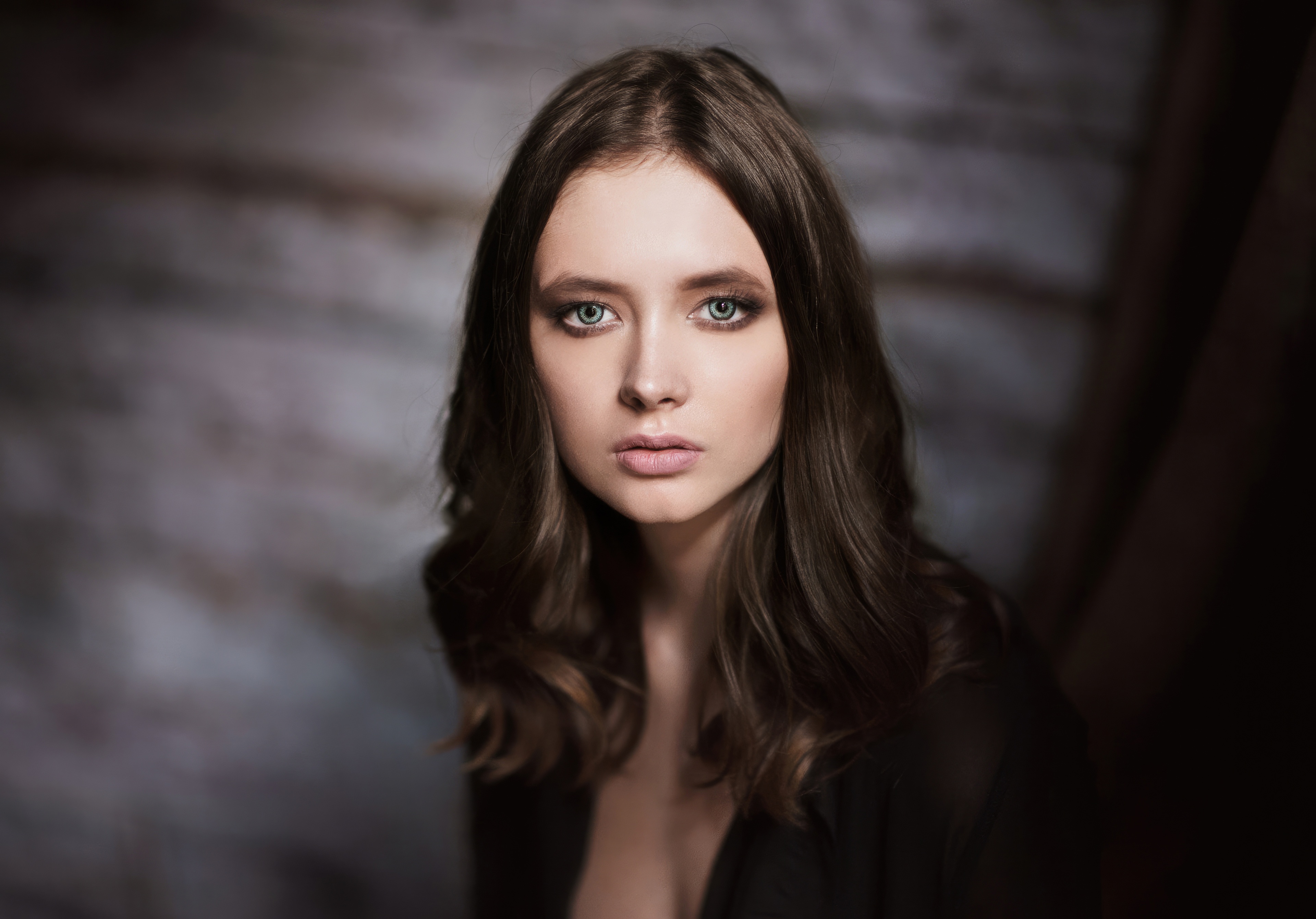 Woman with blue eyes and brown hair HD Wallpaper