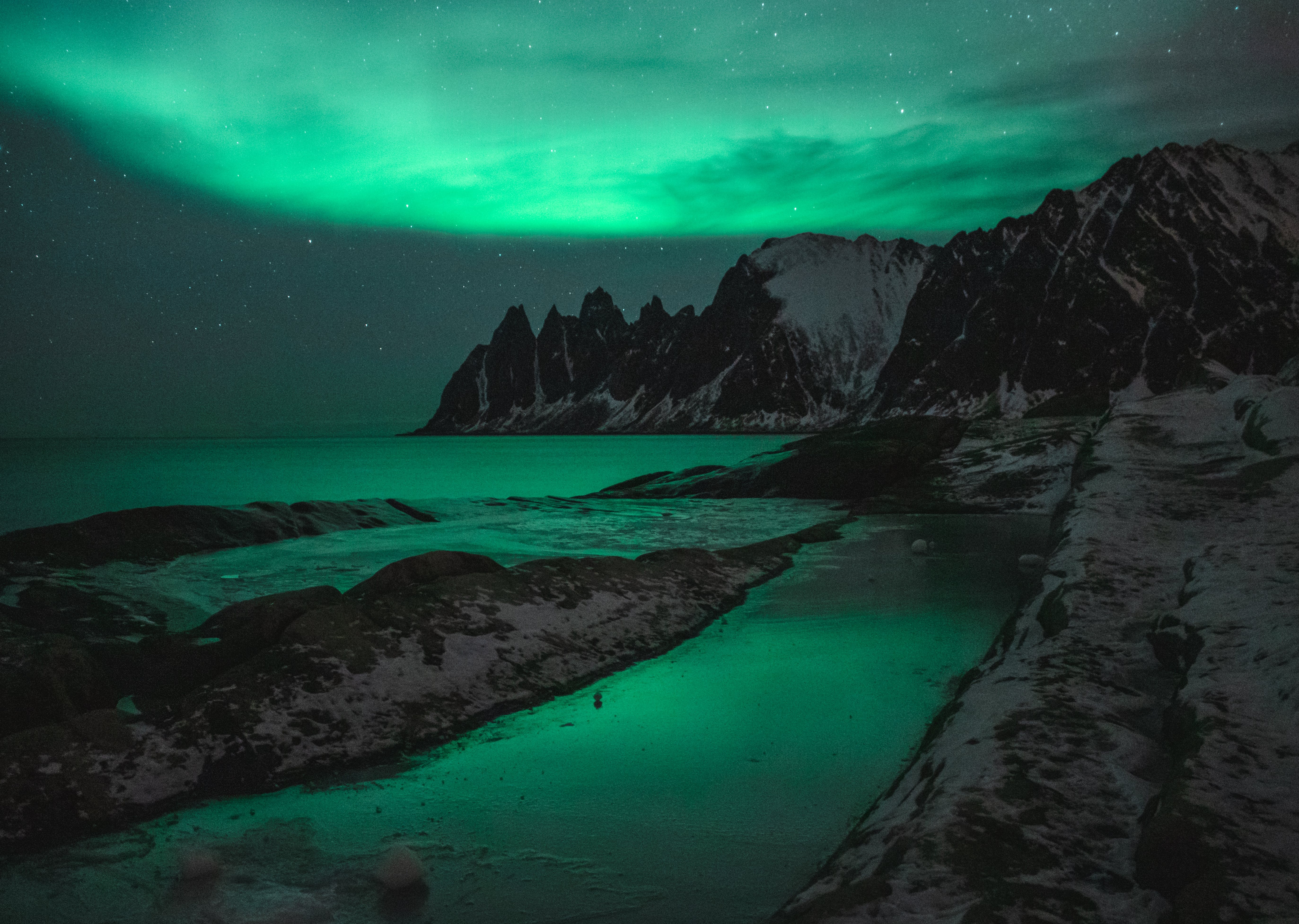 Rocky Mountains and Aurora Lights over the Ocean HD Wallpaper
