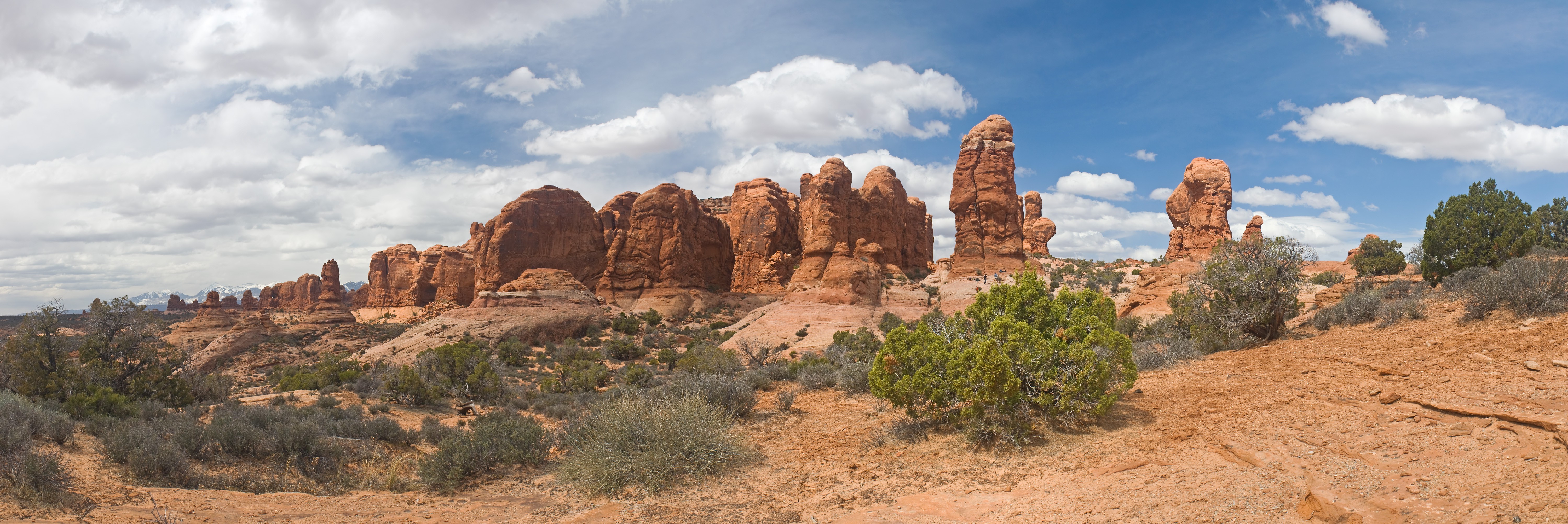 Desert rock formations in Arches National Park, Utah HD Wallpaper