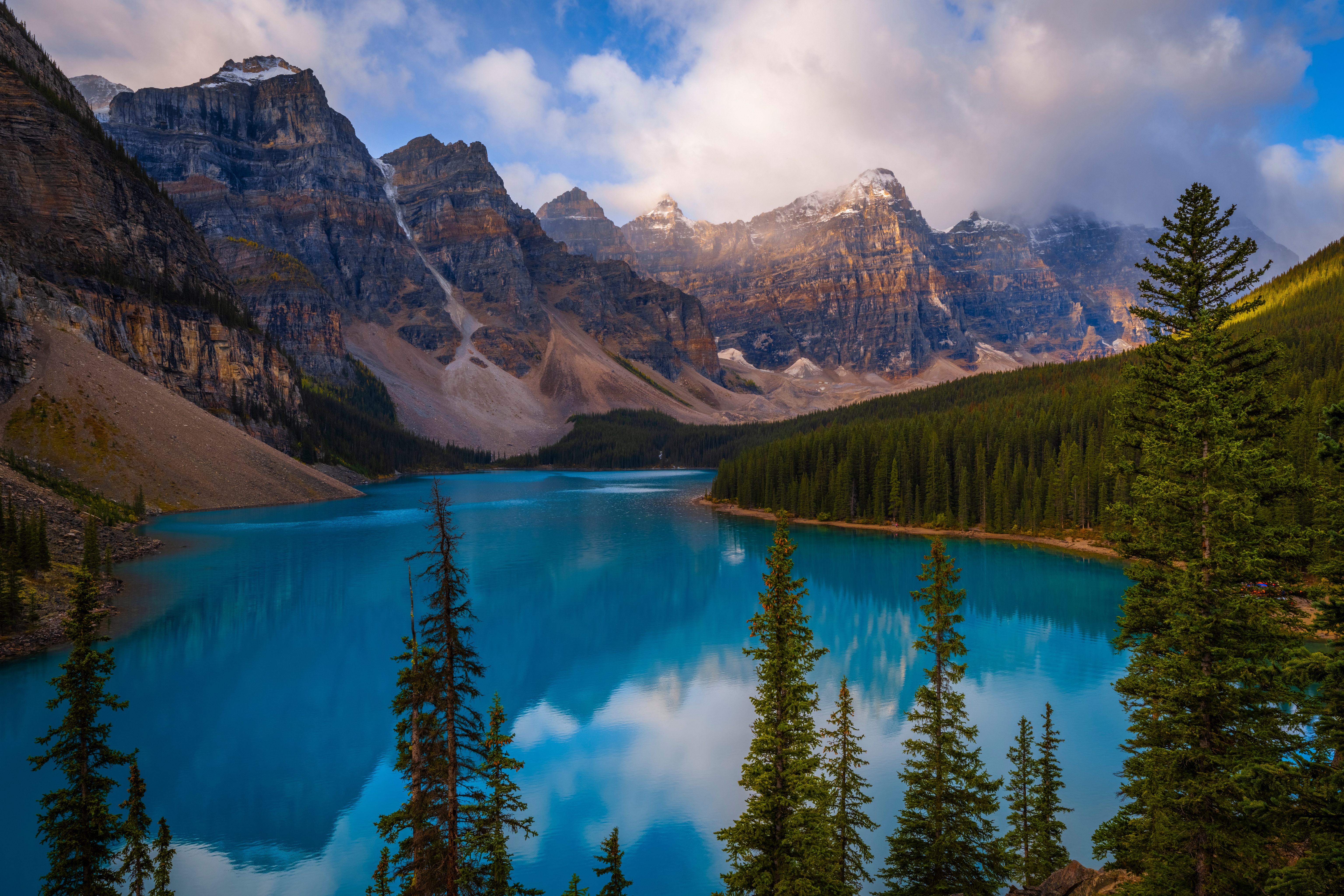 Moraine Lake in Banff National Park, Canada HD Wallpaper