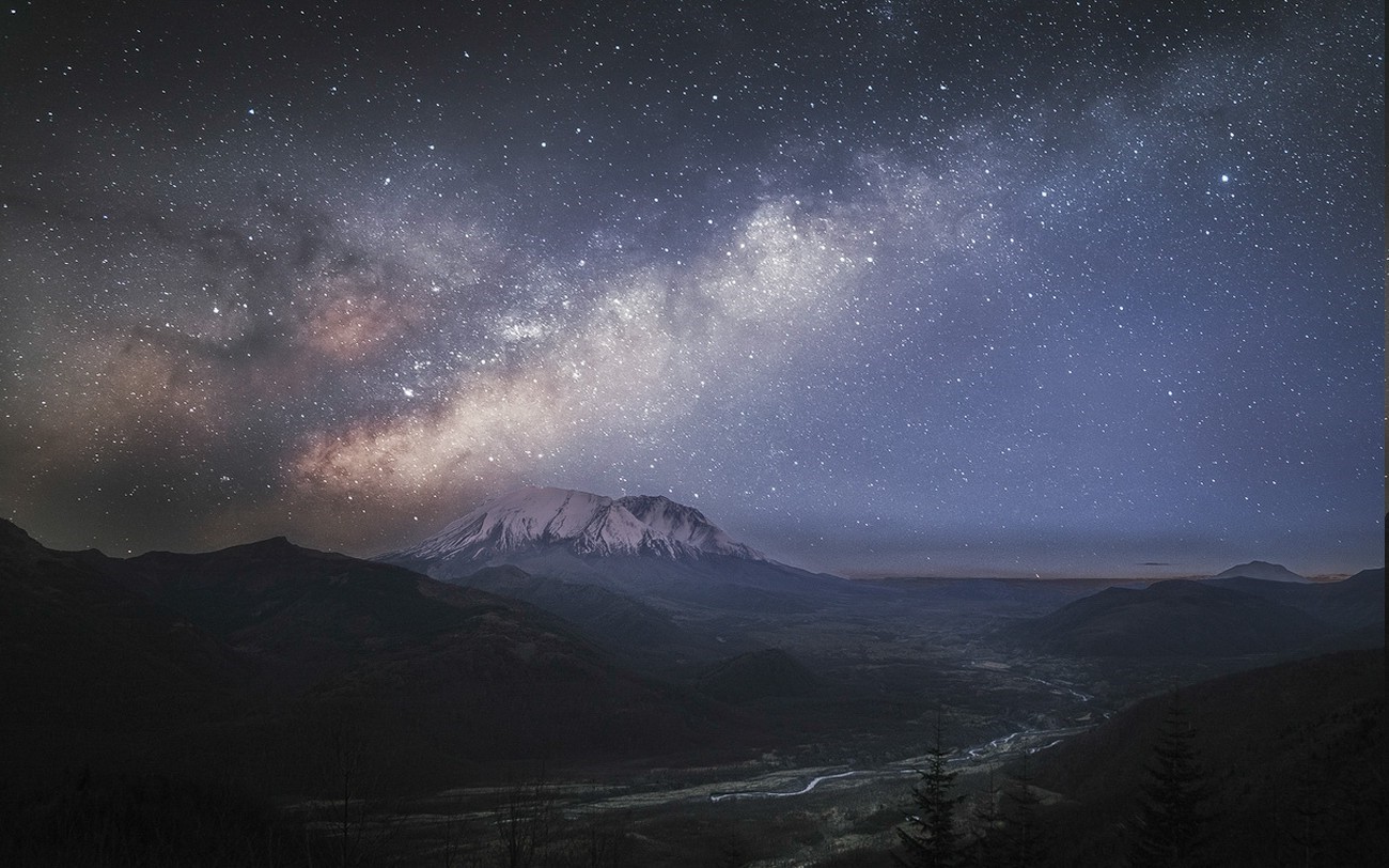 Milky Way over Mount St. Helens valley at night HD Wallpaper