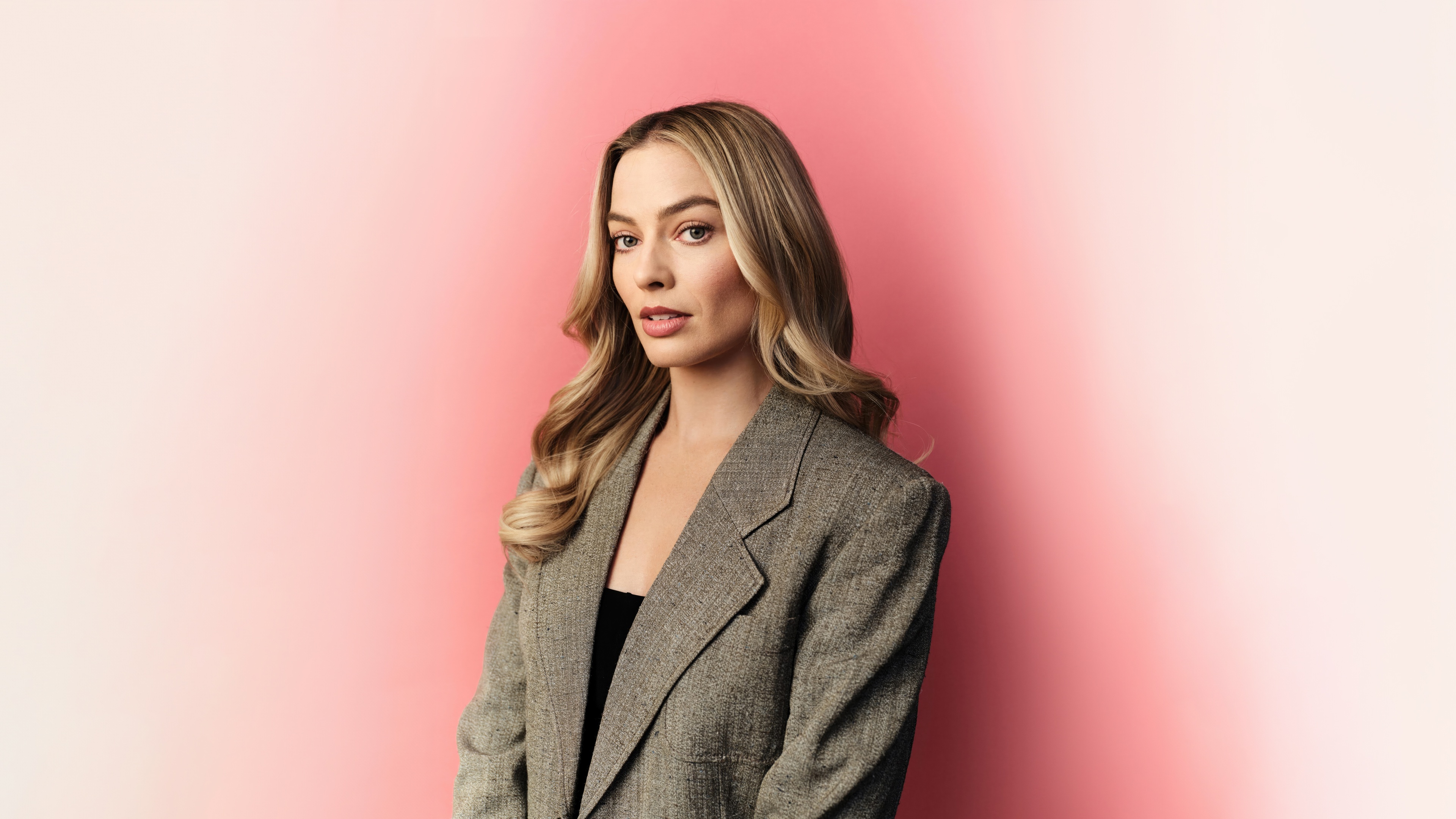 Margot Robbie in a gray blazer HD Wallpaper