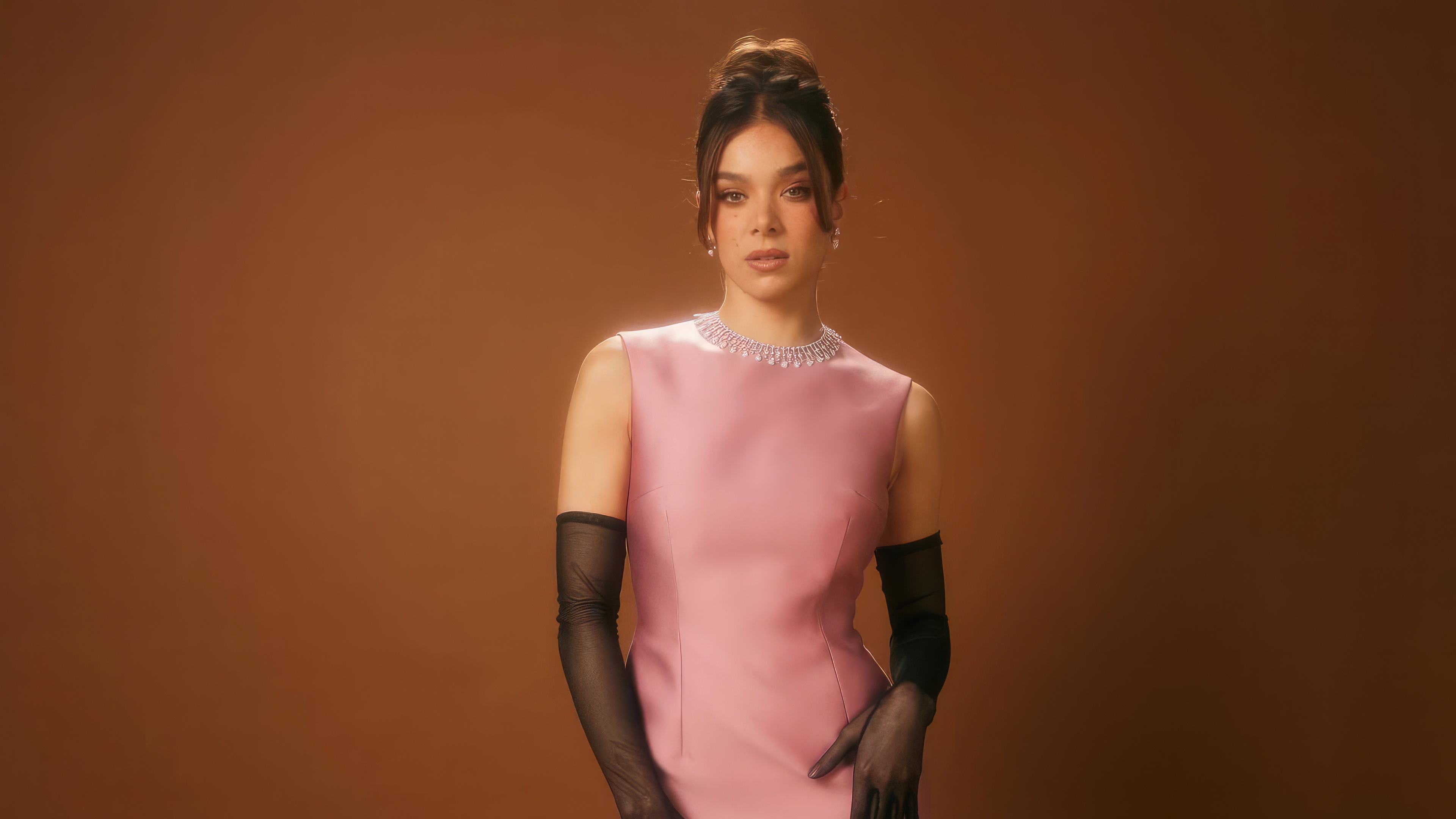 Hailee Steinfeld in a pink dress HD Wallpaper