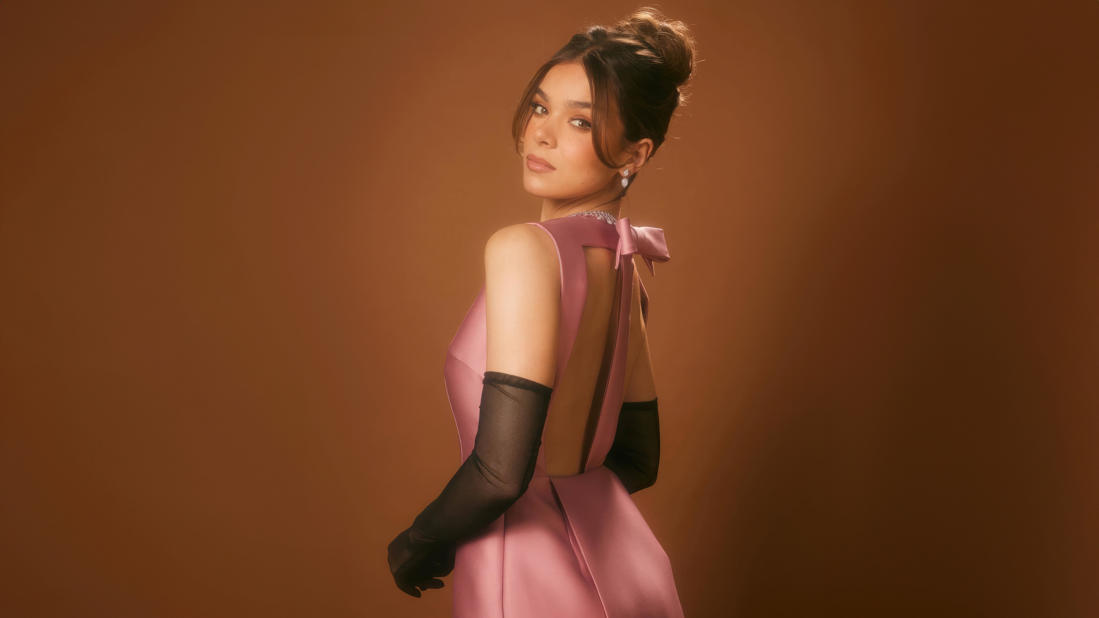 Hailee Steinfeld in a pink dress with black gloves HD Wallpaper