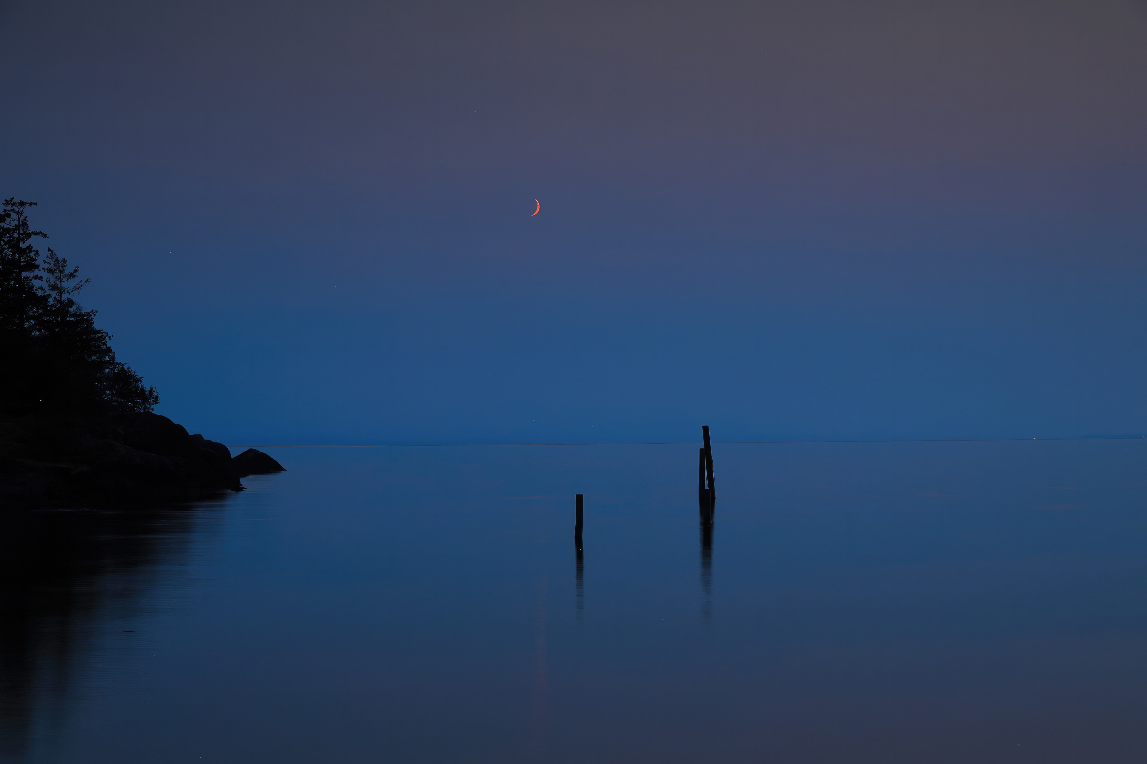 Minimal Sunset Moon Over Water HD Wallpaper