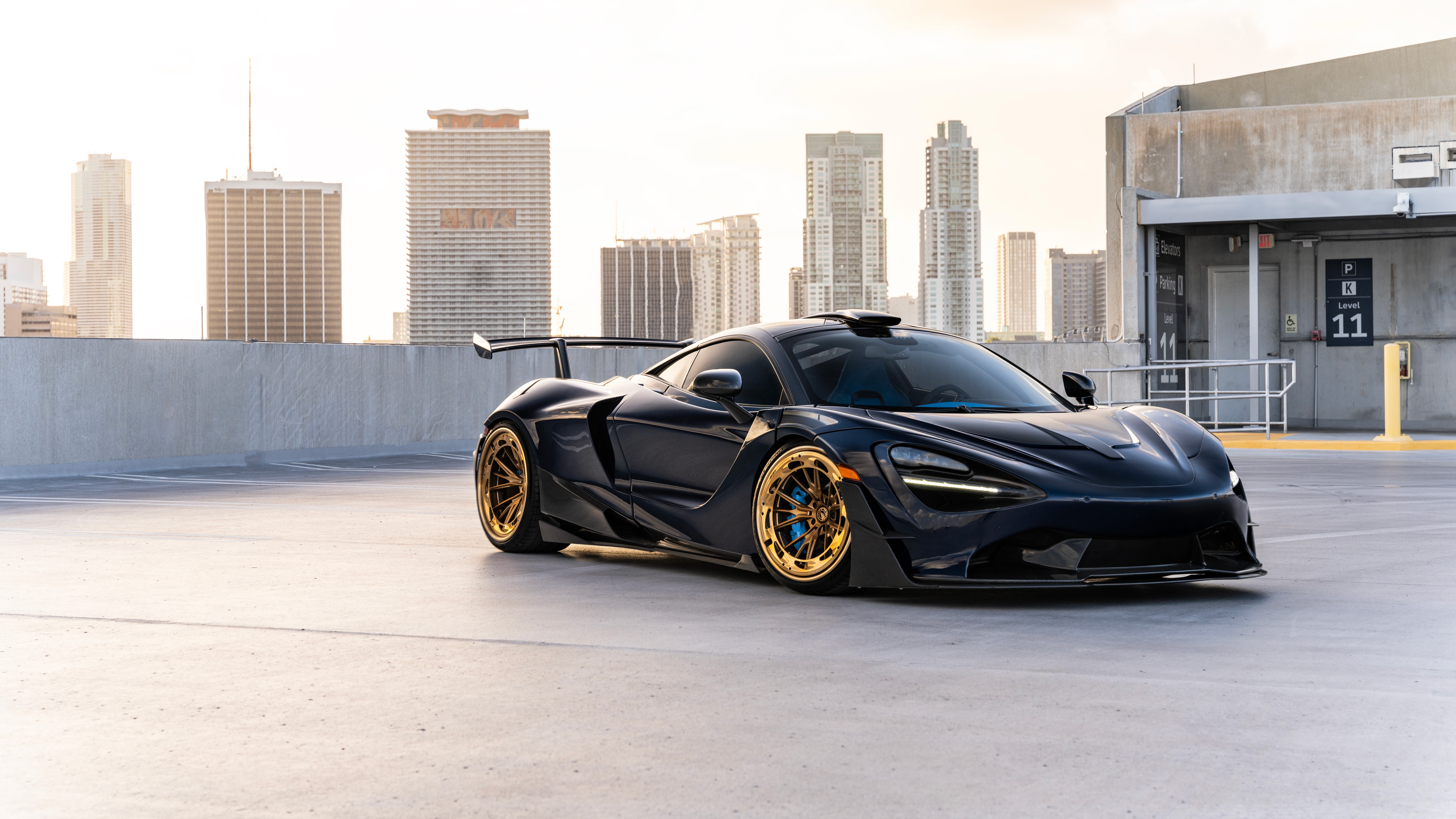 Black McLaren 720S with gold rims on rooftop HD Wallpaper