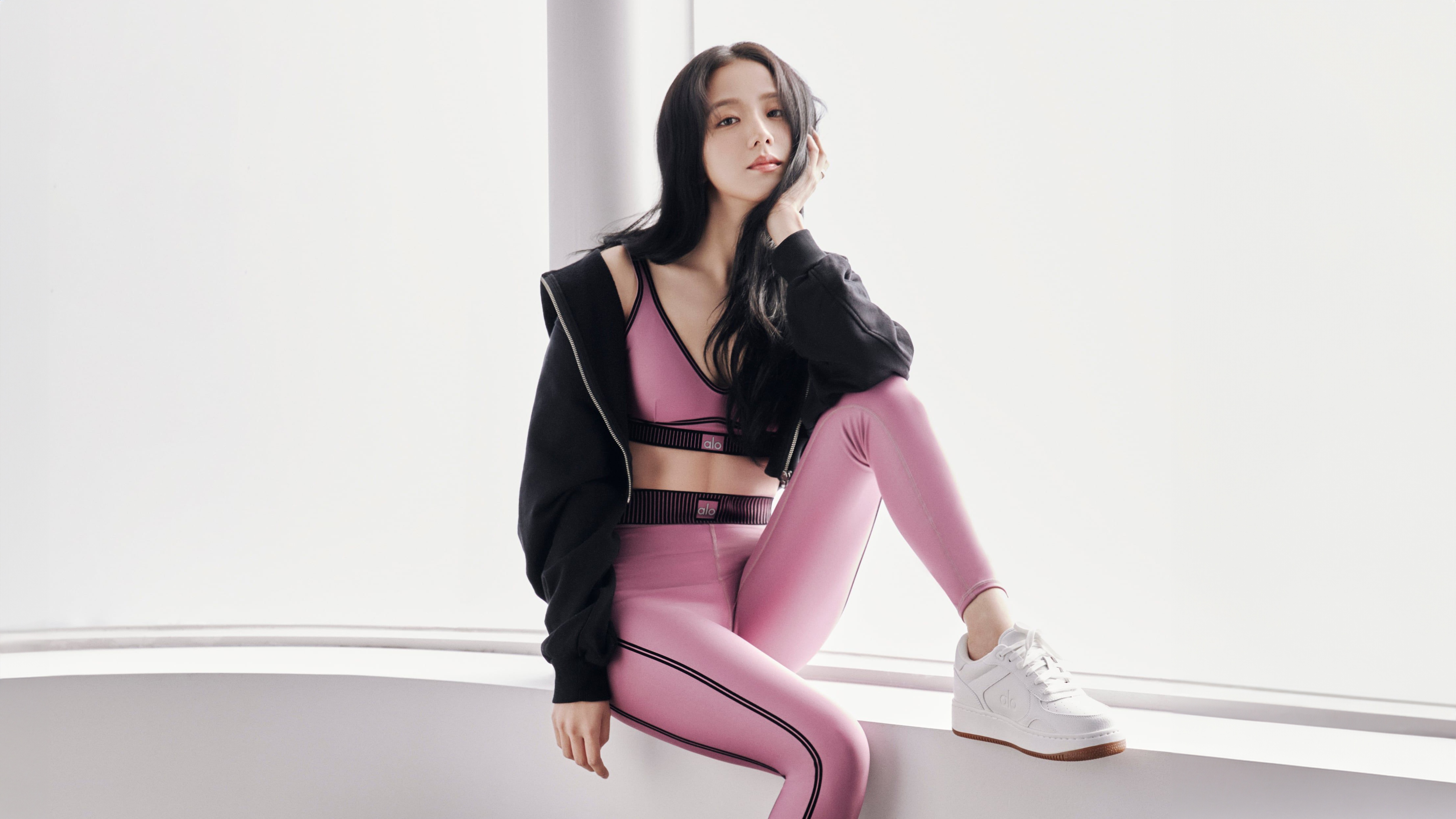 Jisoo in Alo Yoga outfit HD Wallpaper