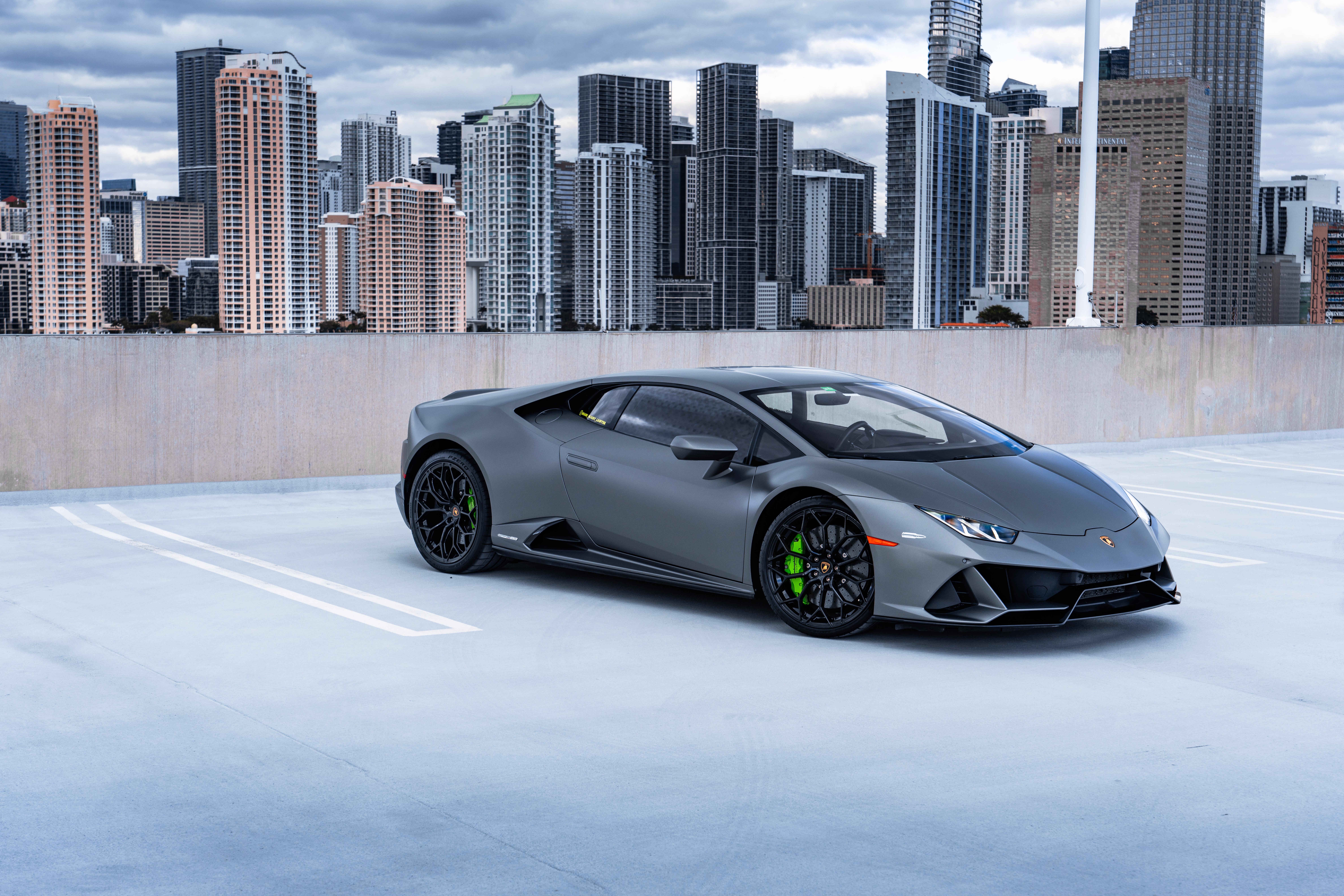 Gray Lamborghini Huracan parked in a city HD Wallpaper