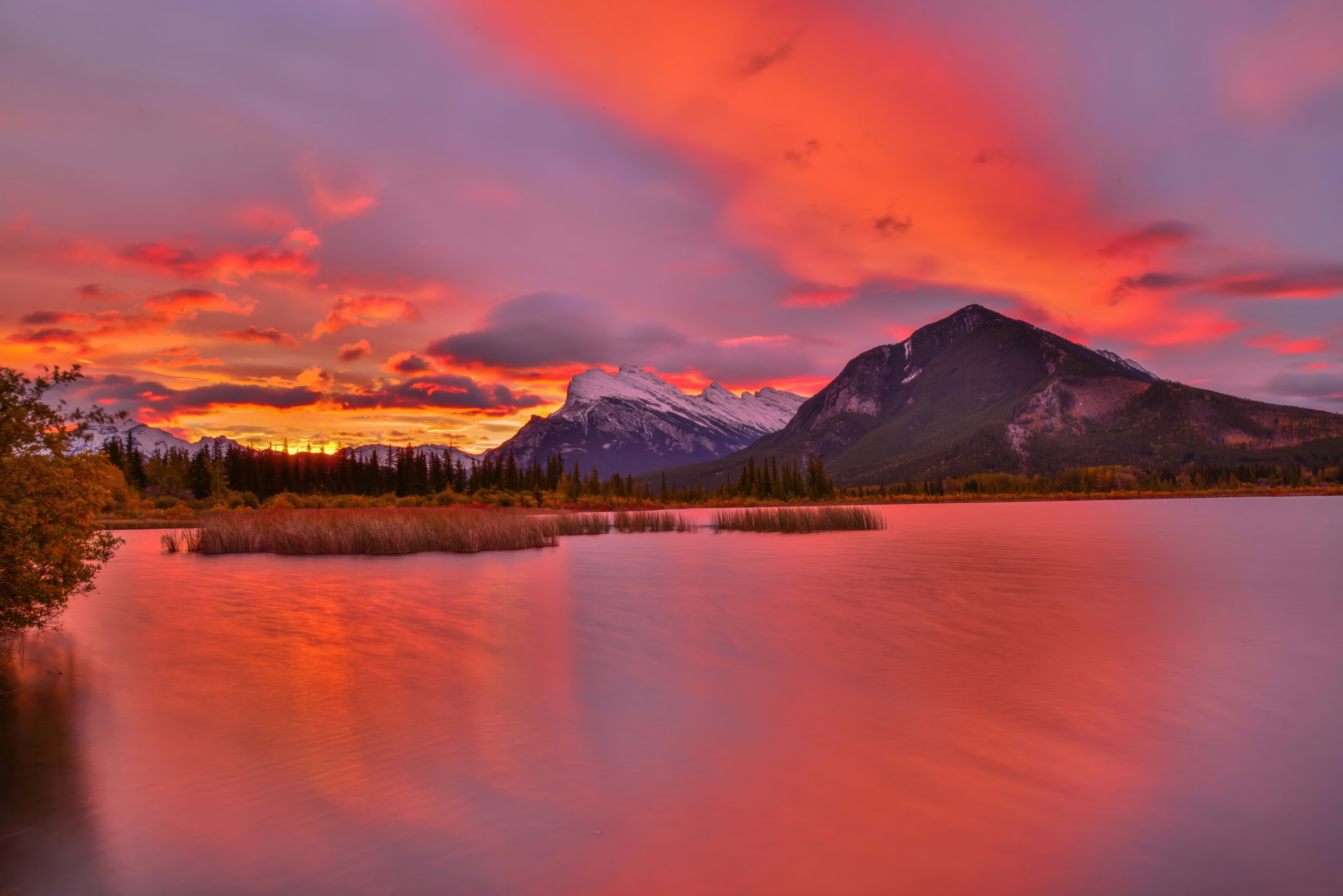 Sunrise over Vermilion Lakes in Banff National Park HD Wallpaper