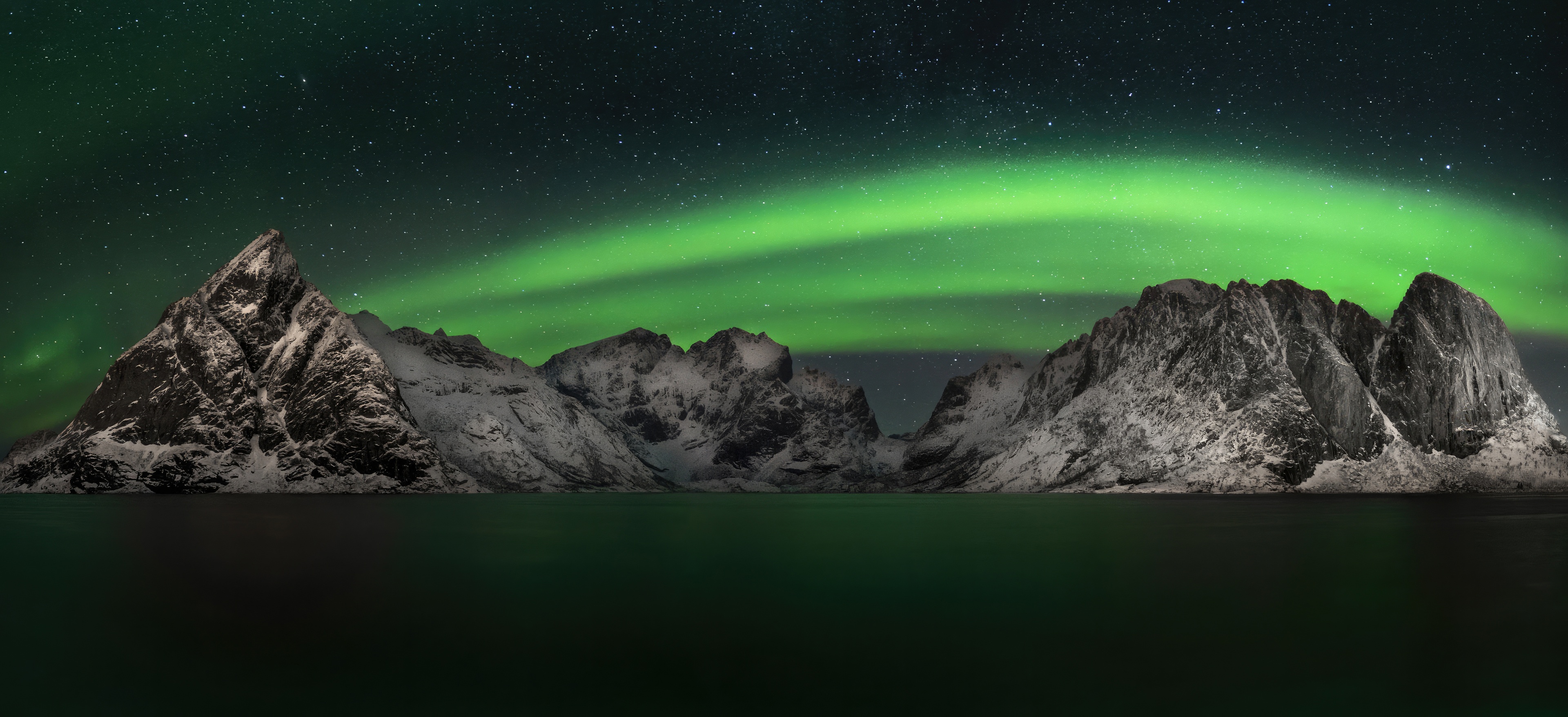 Aurora Borealis over Lofoten Islands mountains HD Wallpaper