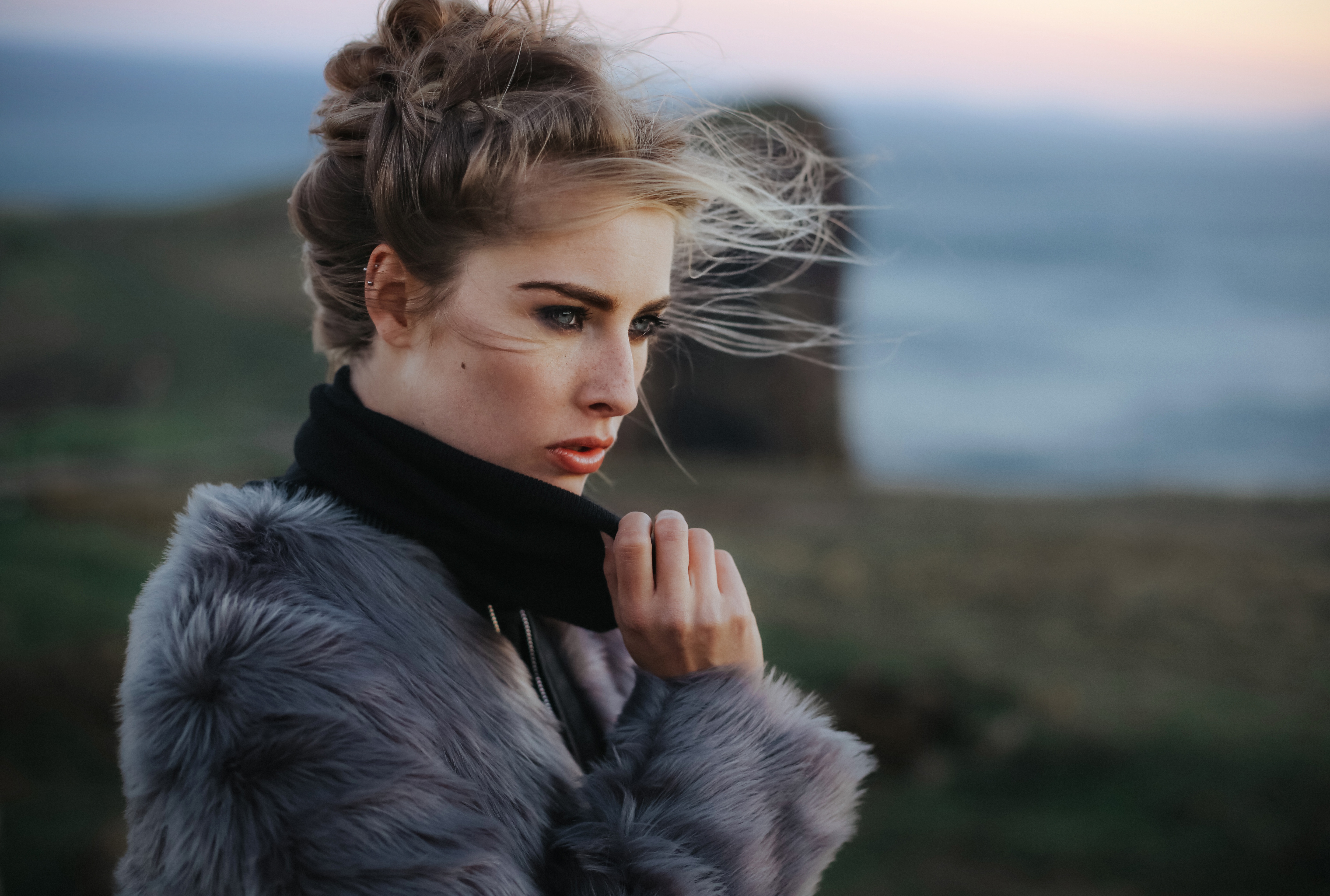 Woman in fur coat by the sea HD Wallpaper