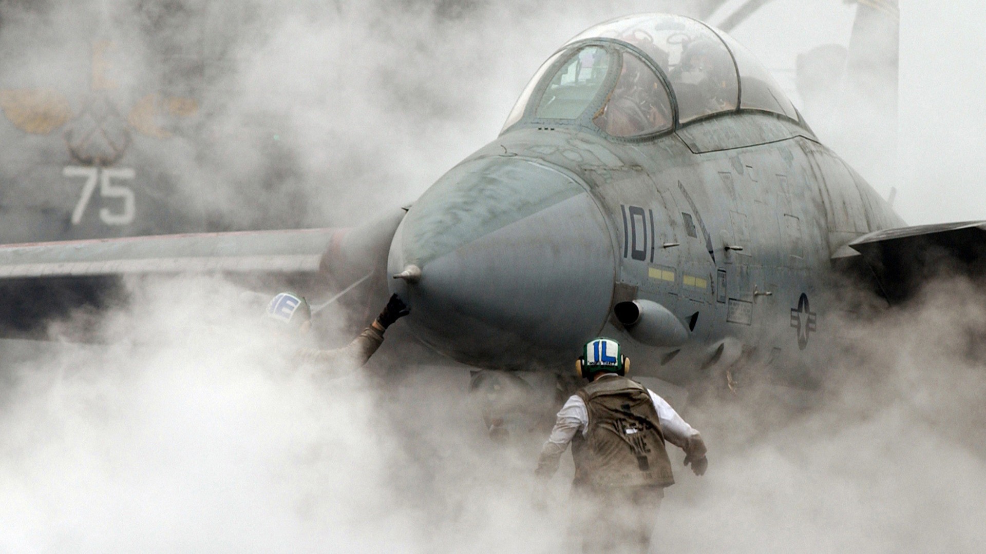 Grumman F-14 Tomcat on aircraft carrier deck HD Wallpaper