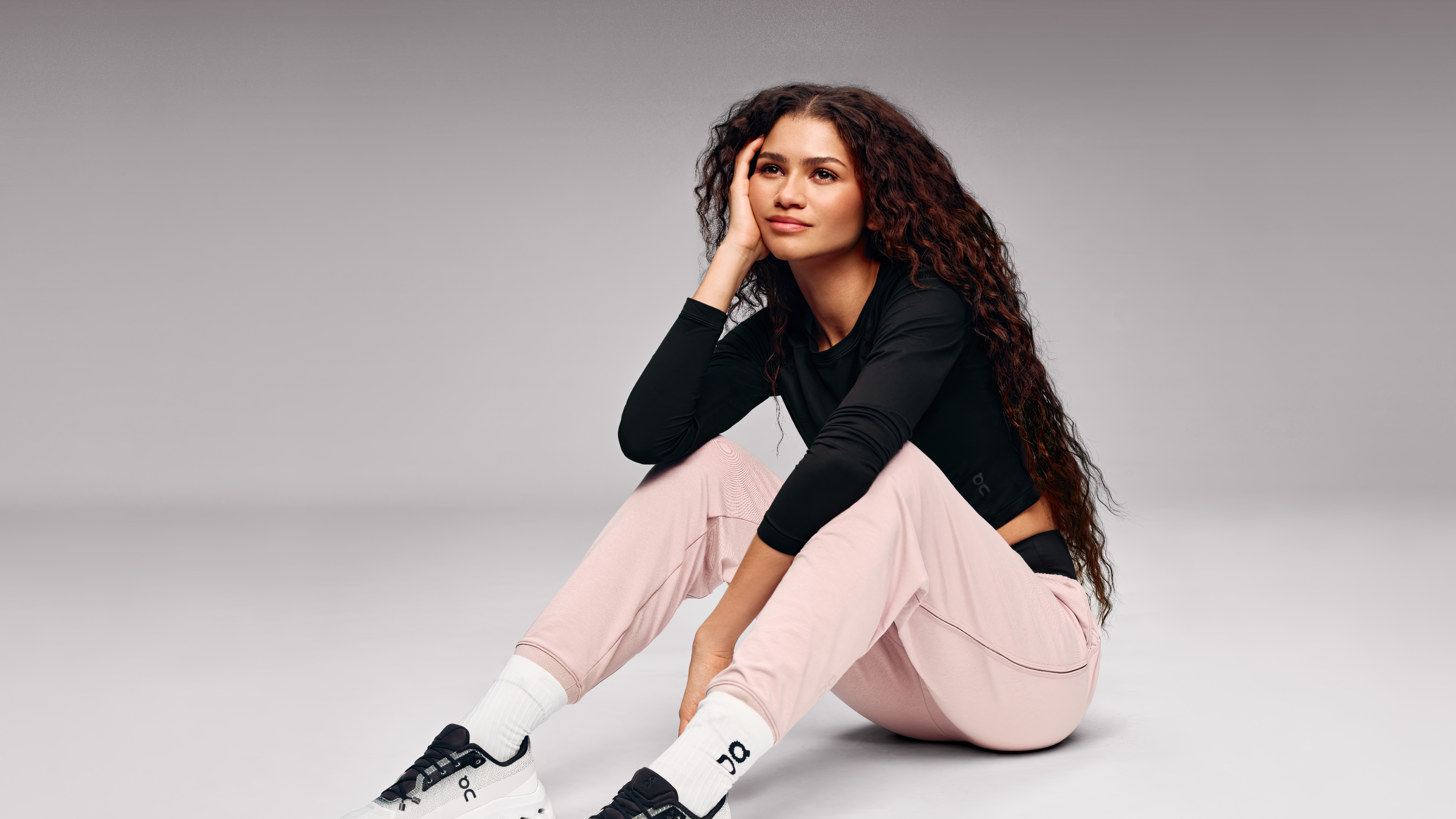 Zendaya Coleman wearing athletic wear and sneakers HD Wallpaper