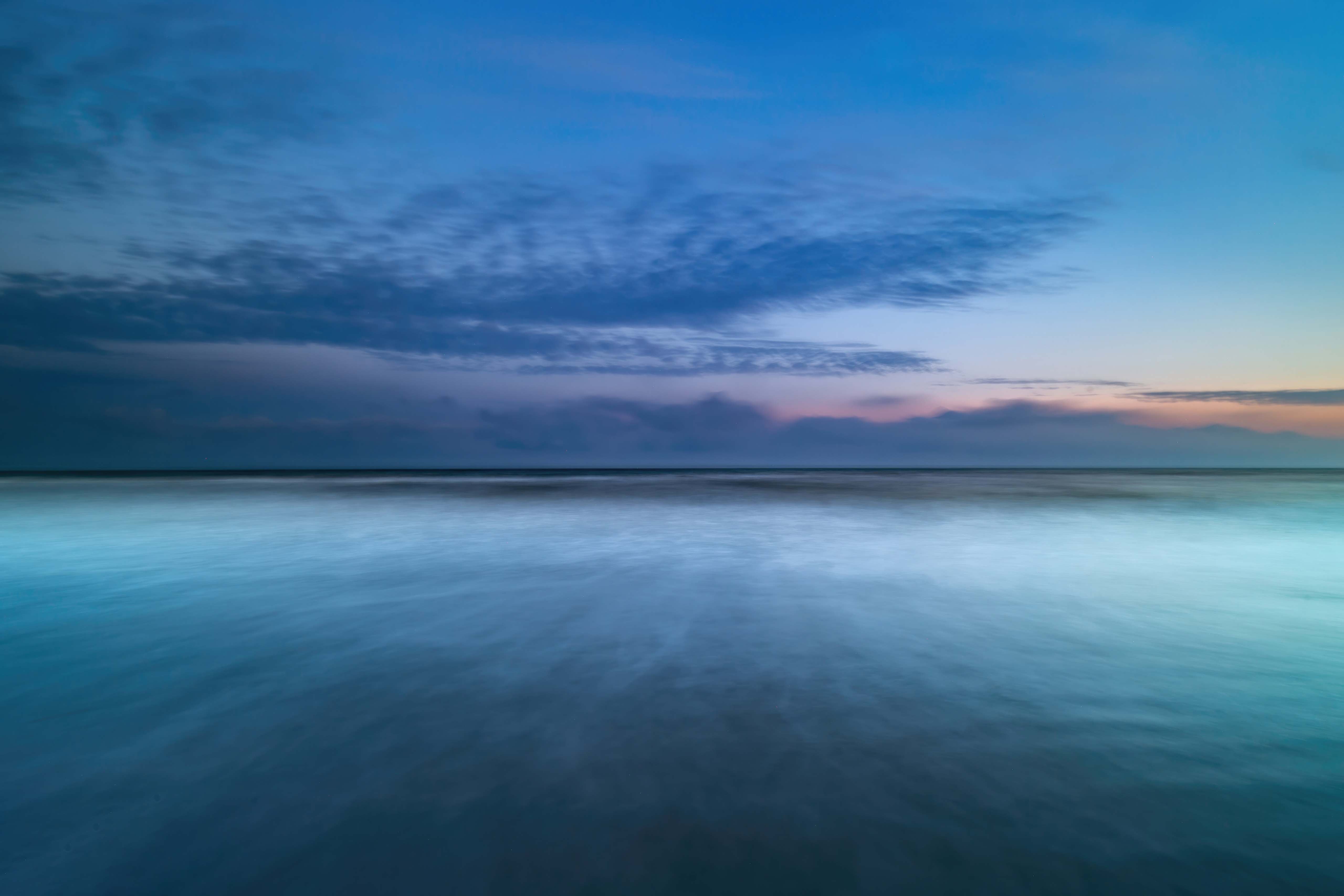 Long exposure seascape with clouds at dusk HD Wallpaper