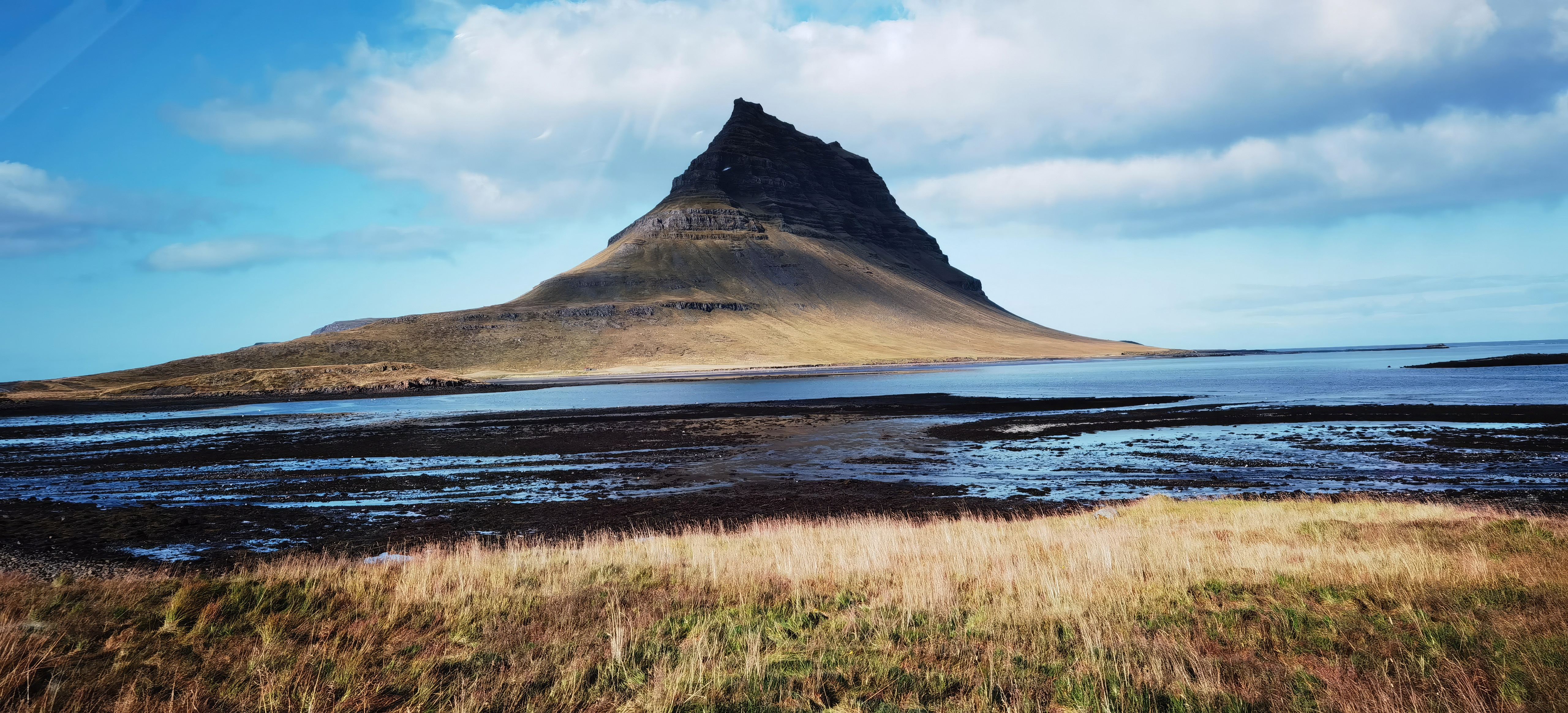 Mount Kirkjufell in Iceland with a body of water HD Wallpaper