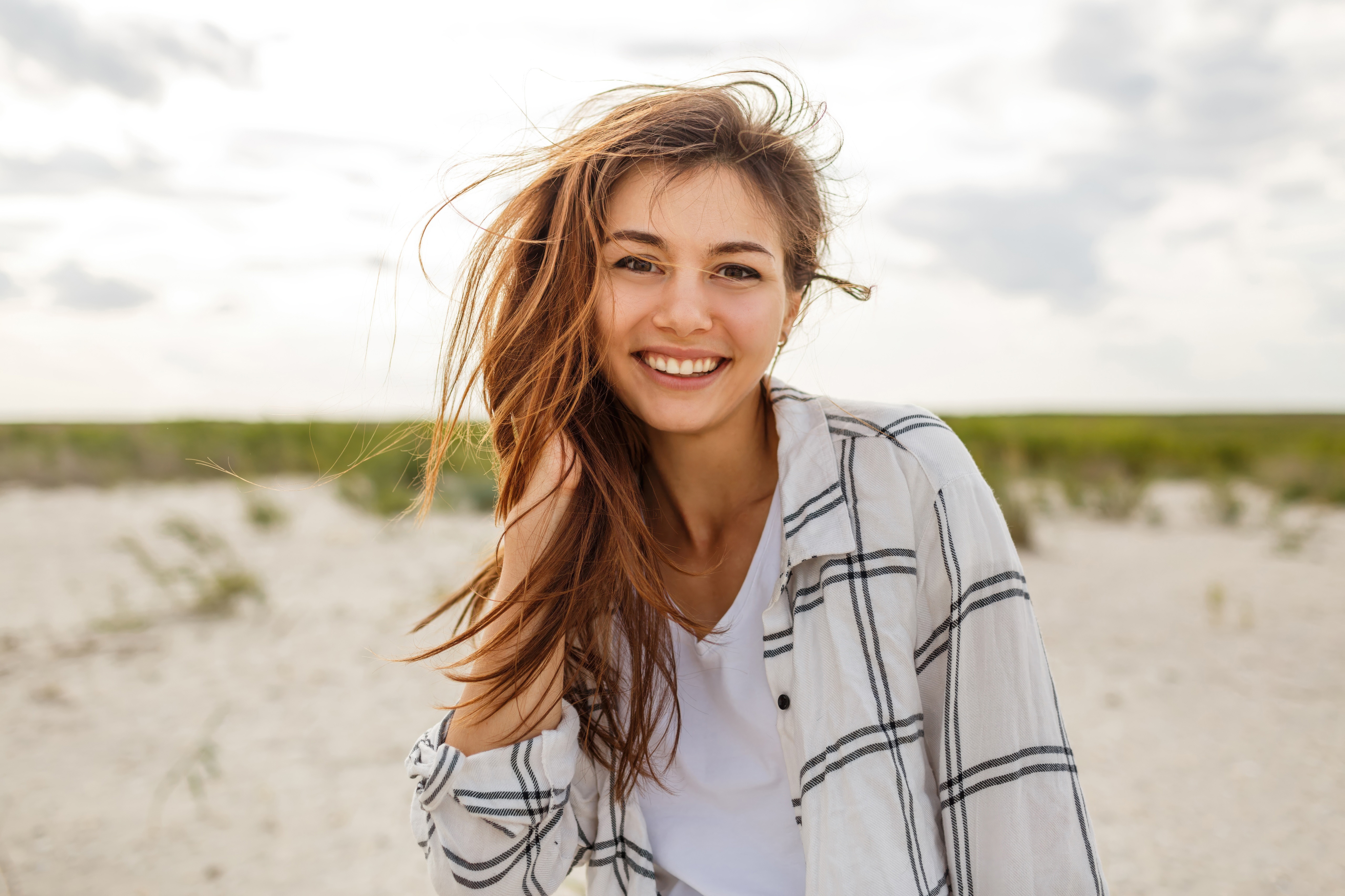 Cute girl smiling on a beach HD Wallpaper