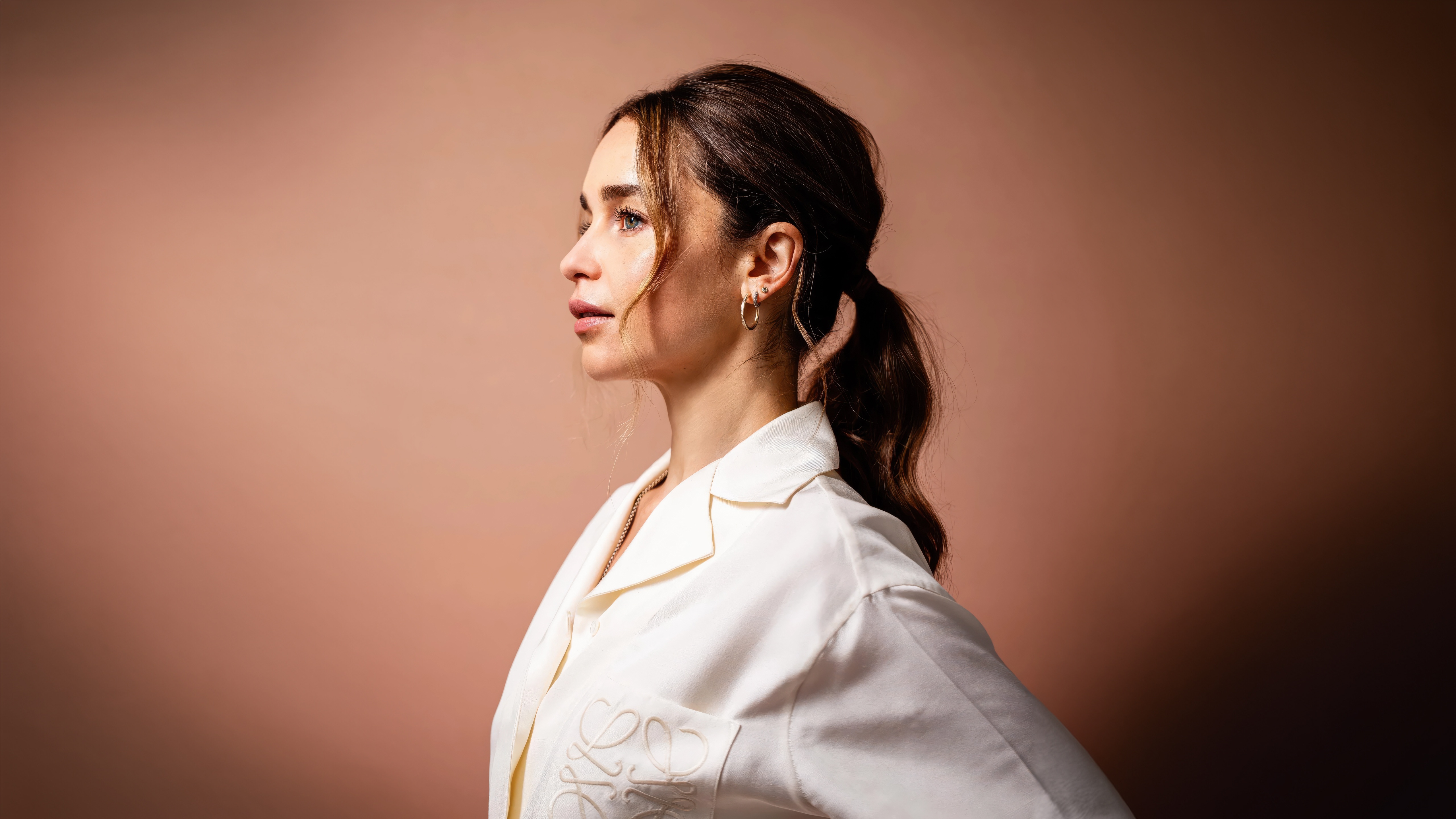 Emilia Clarke HD Wallpaper