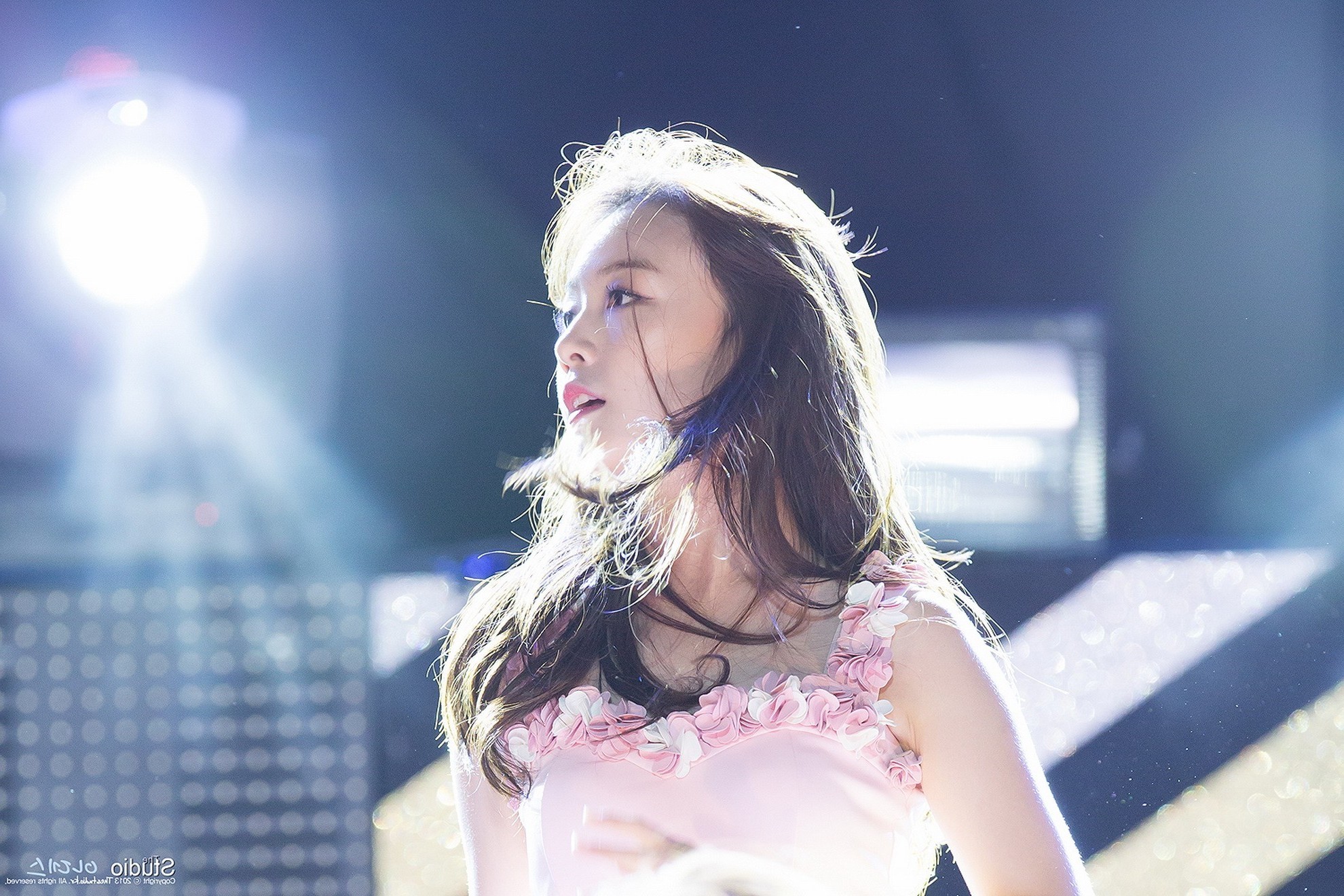 Yura from Girl's Day performing on stage HD Wallpaper