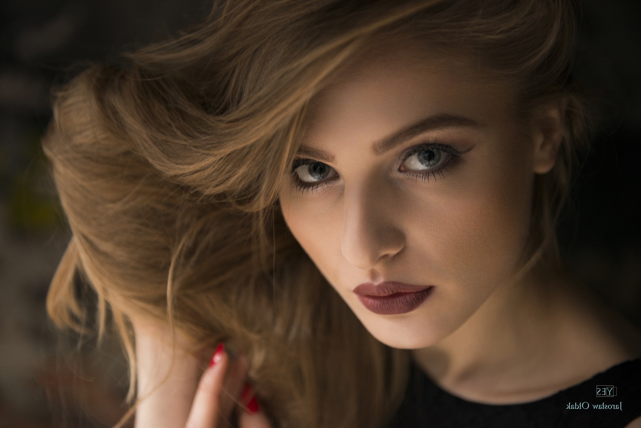 Woman with auburn hair and blue eyes HD Wallpaper