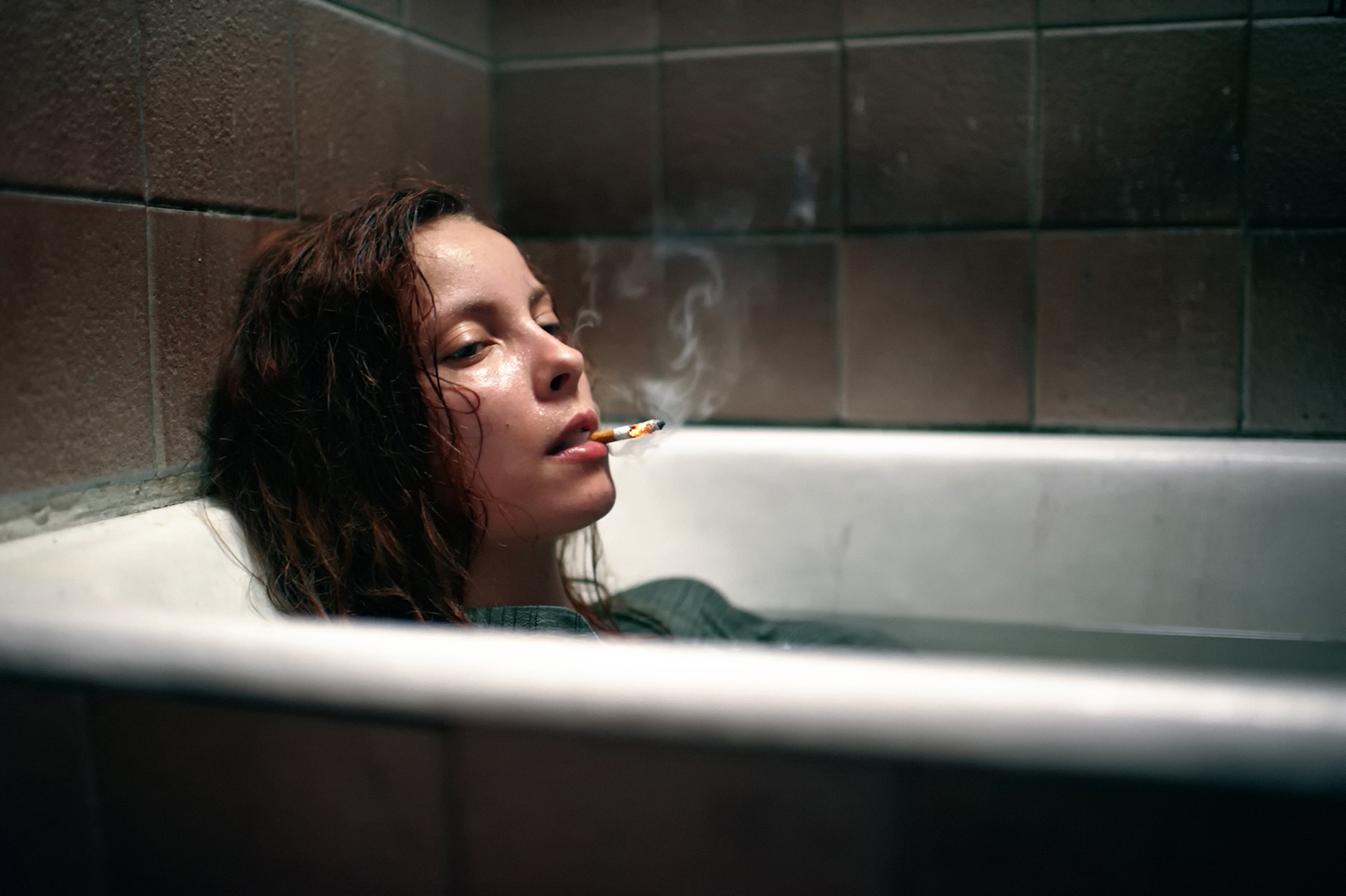 Woman smoking in a bathtub HD Wallpaper
