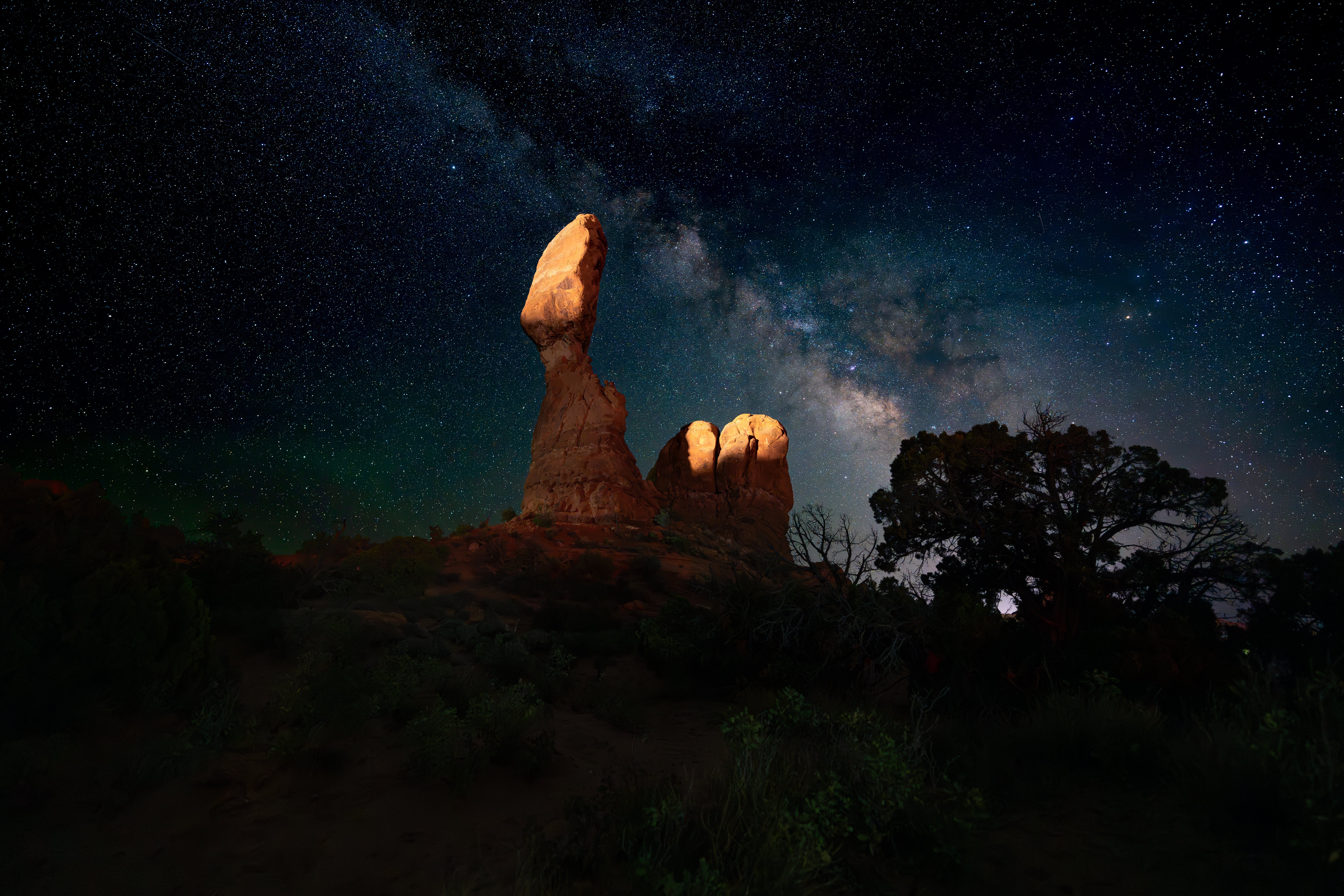 Arches National Park at Night with Milky Way HD Wallpaper