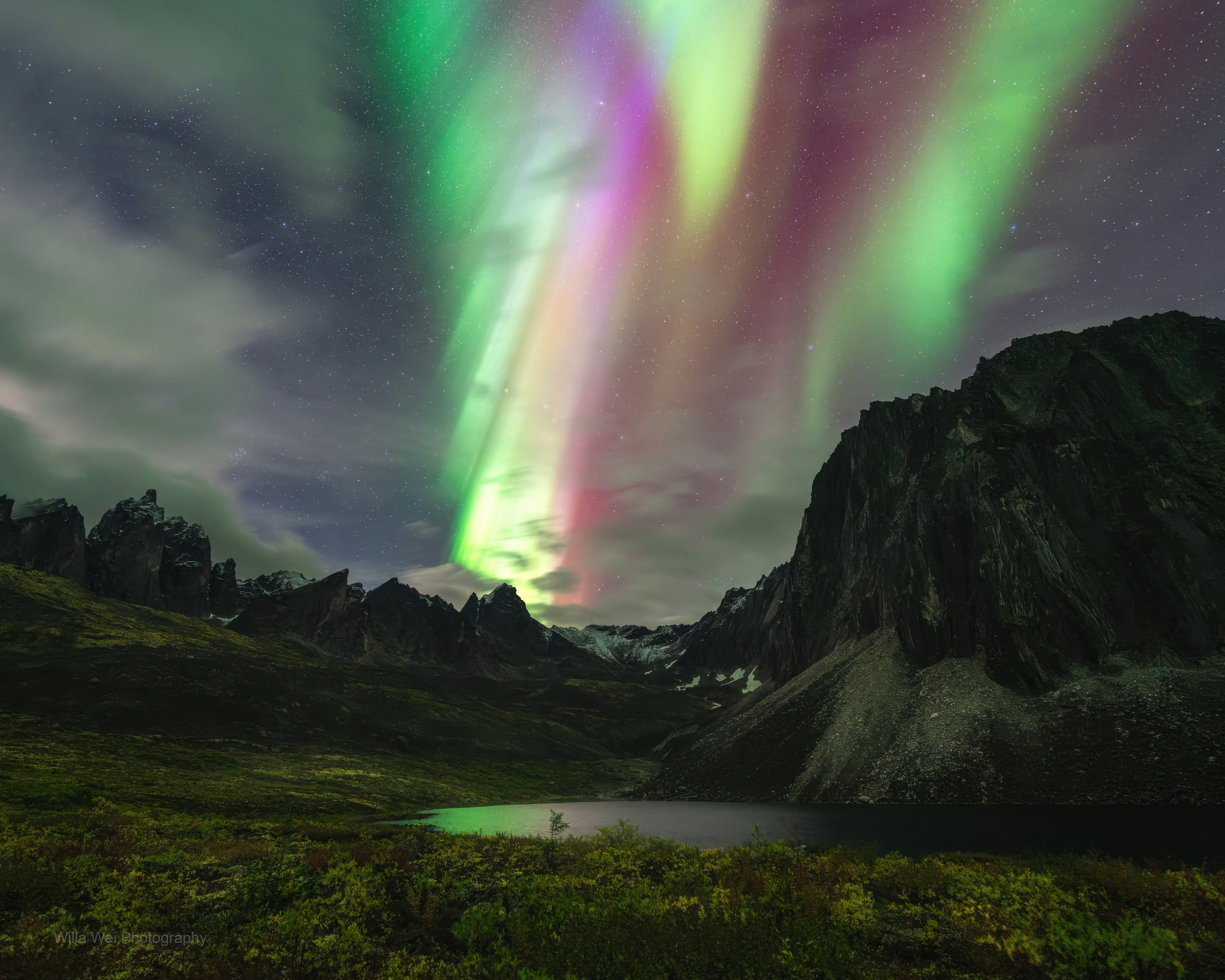Aurora Borealis over Tombstone Park mountains HD Wallpaper
