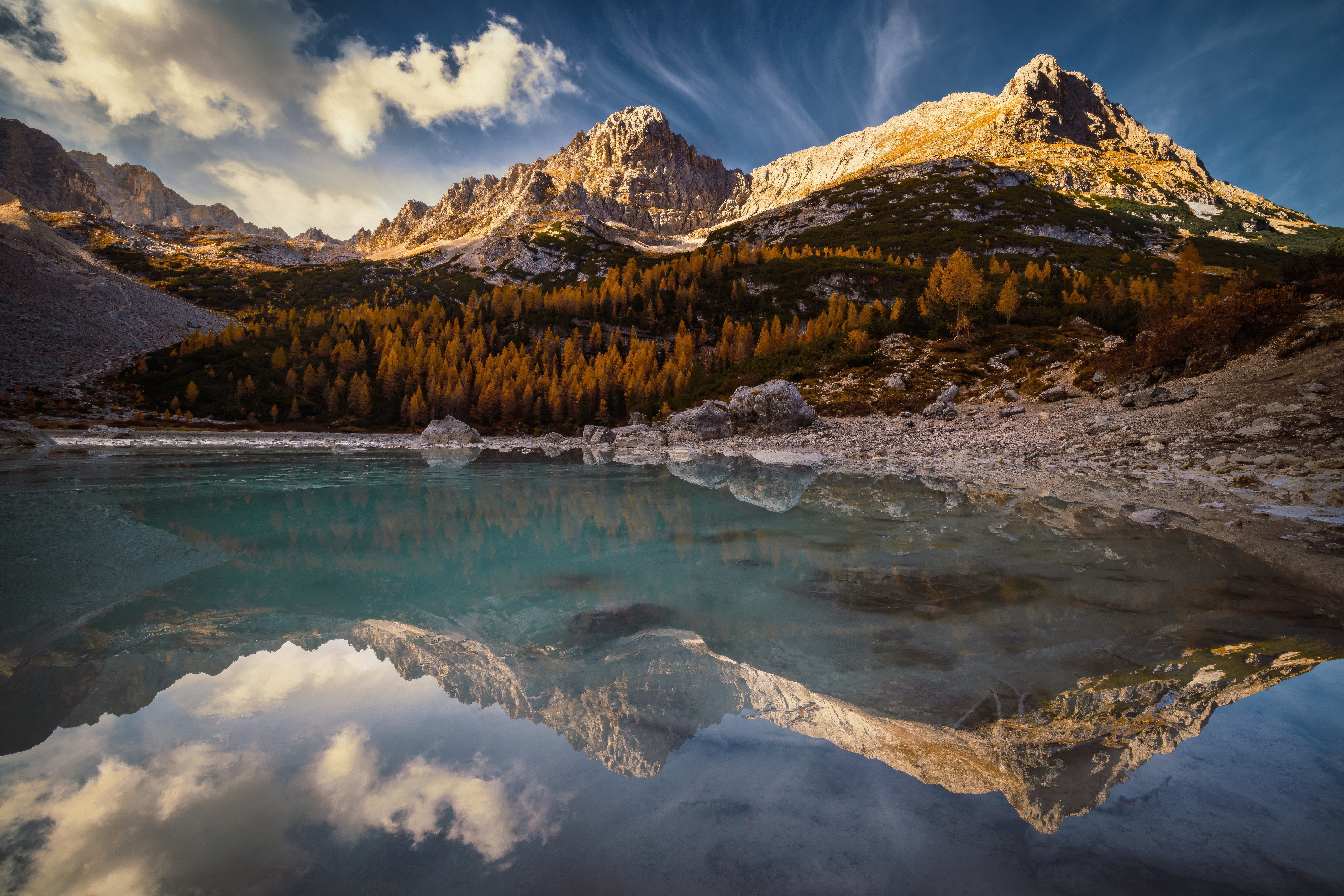 Majestic Mountains Reflected in a Tranquil Lake HD Wallpaper