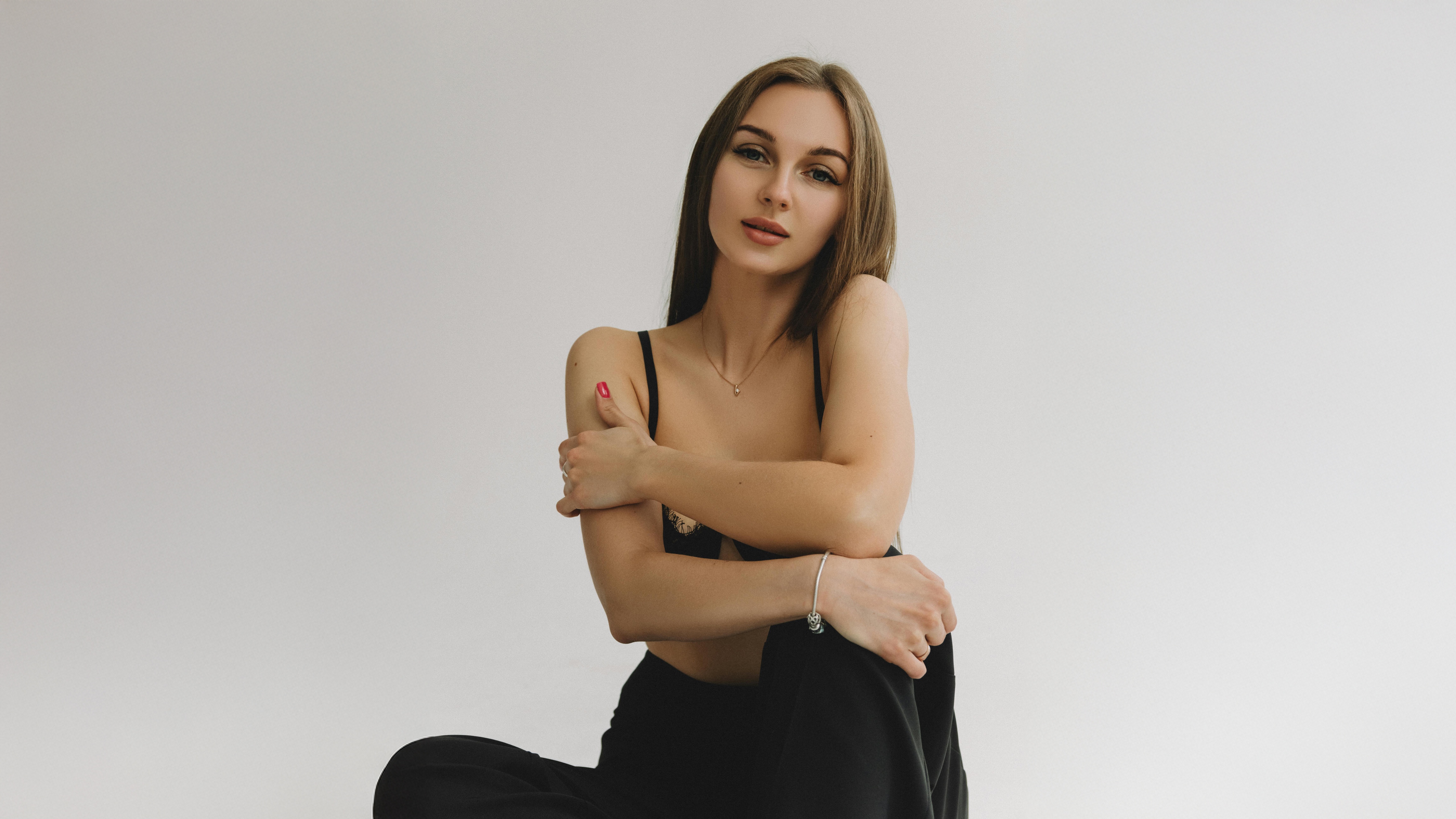 Model in black bra and pants HD Wallpaper