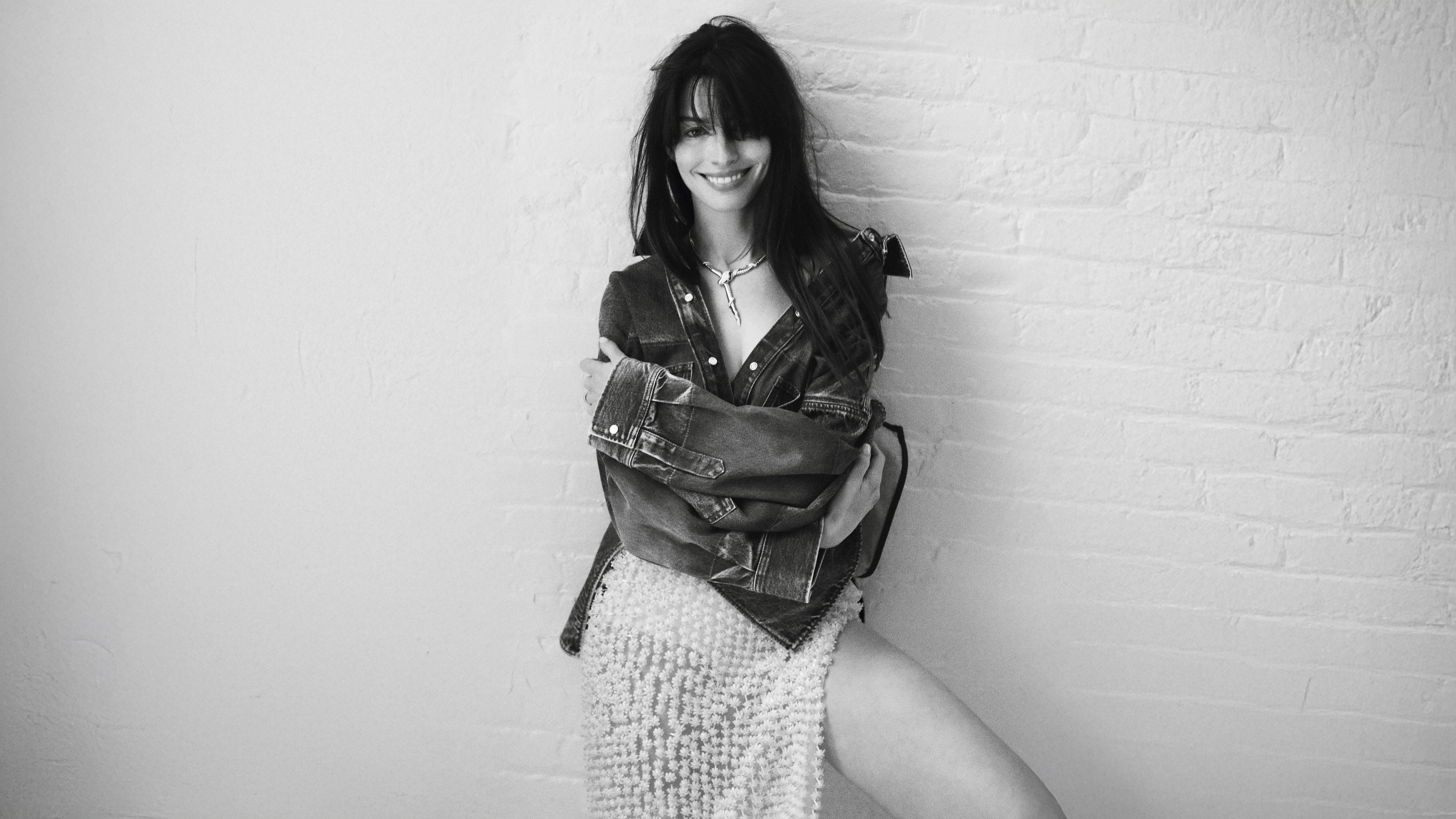 Anne Hathaway for Vogue France HD Wallpaper