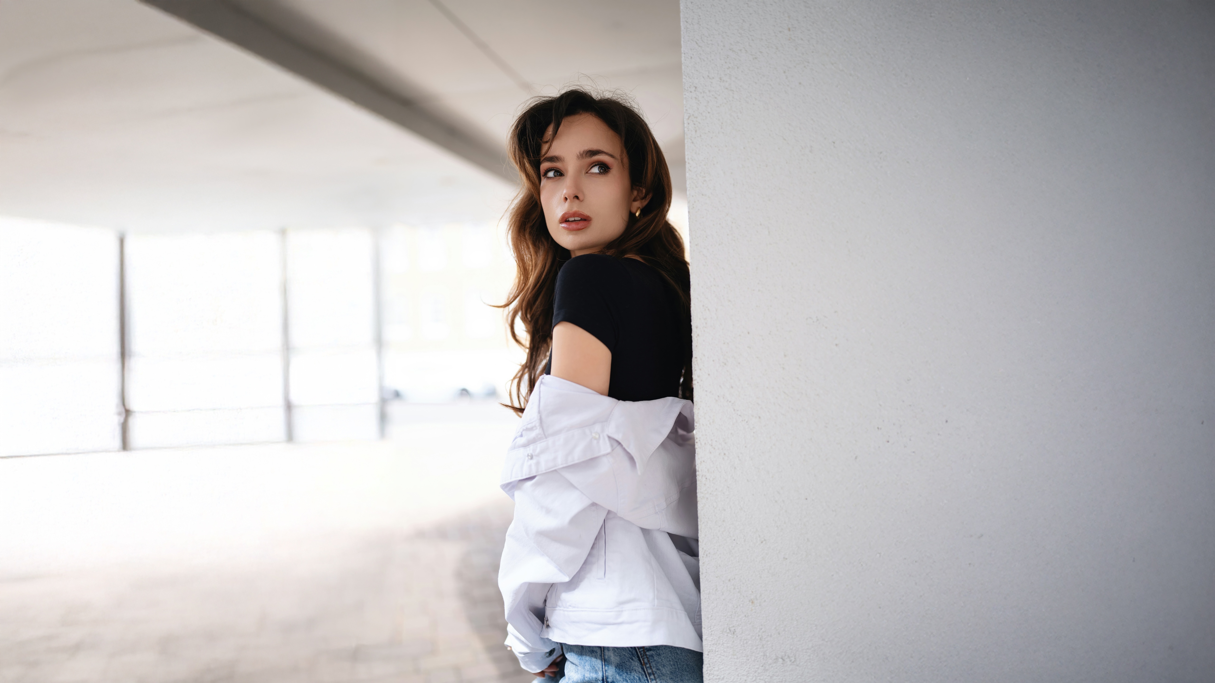 Girl in black looking away from the camera HD Wallpaper
