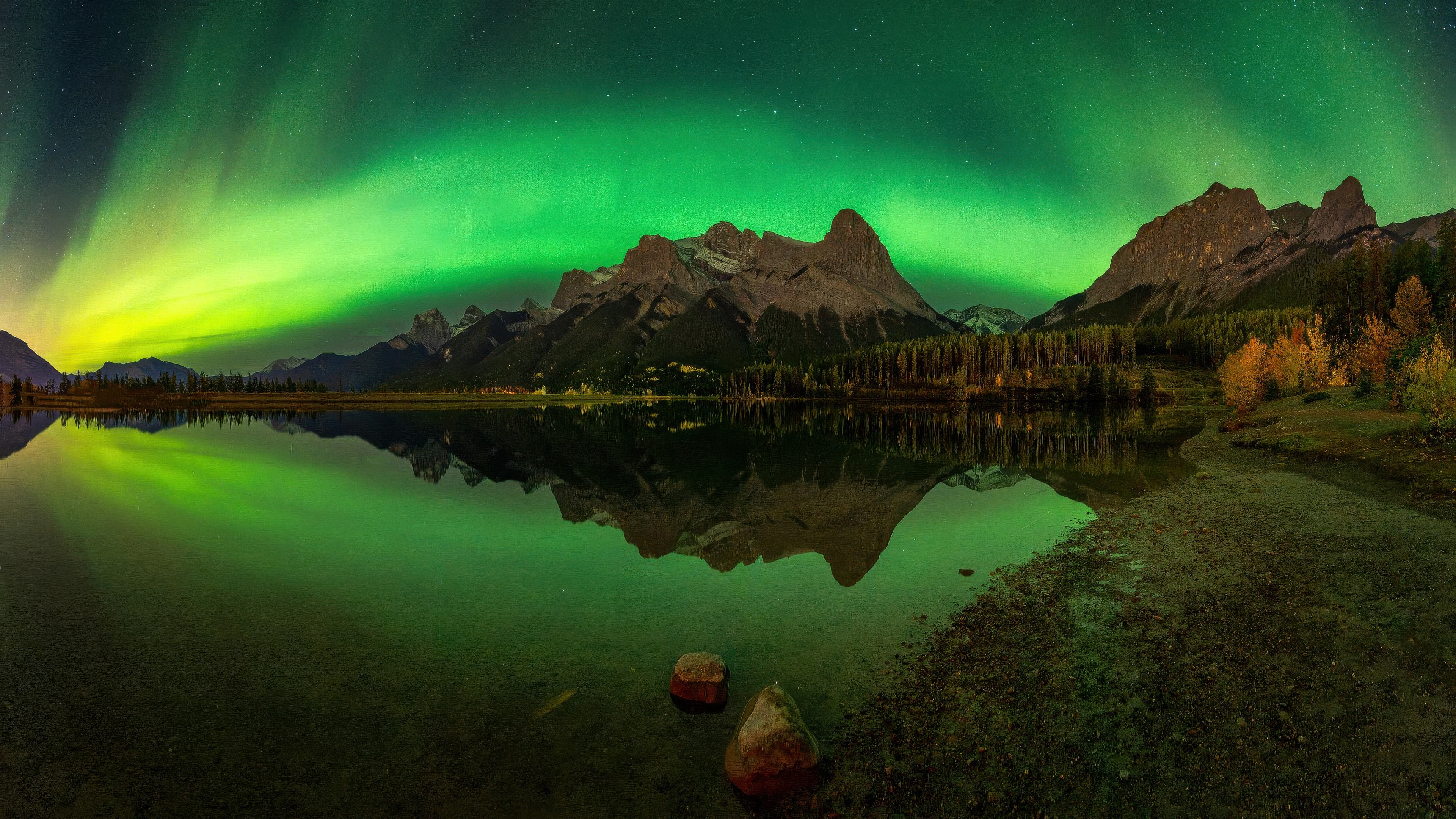 Northern Lights over Rundle Forebay in Canmore, Canada HD Wallpaper