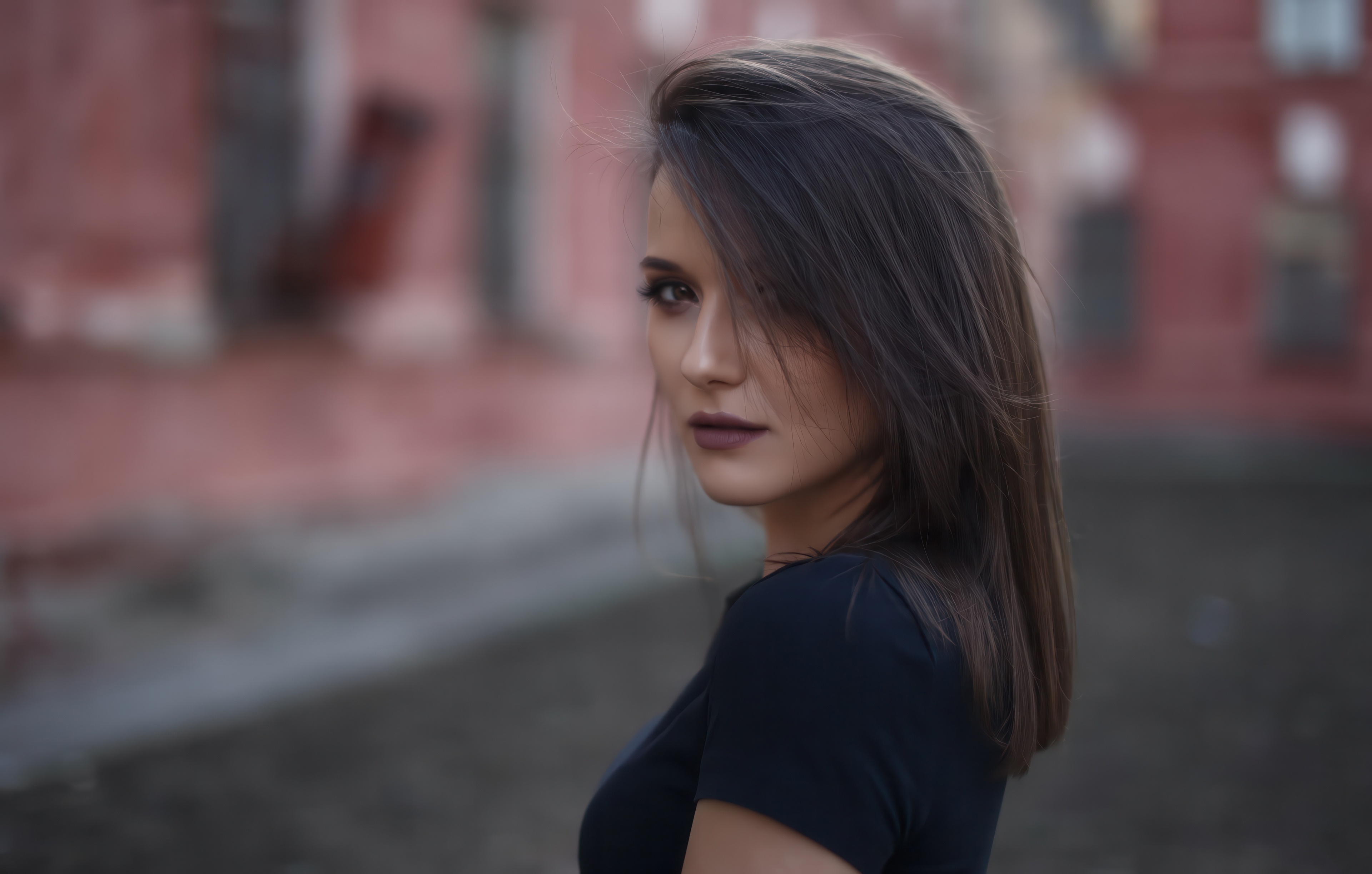 Woman looking over her shoulder in modern street photography HD Wallpaper