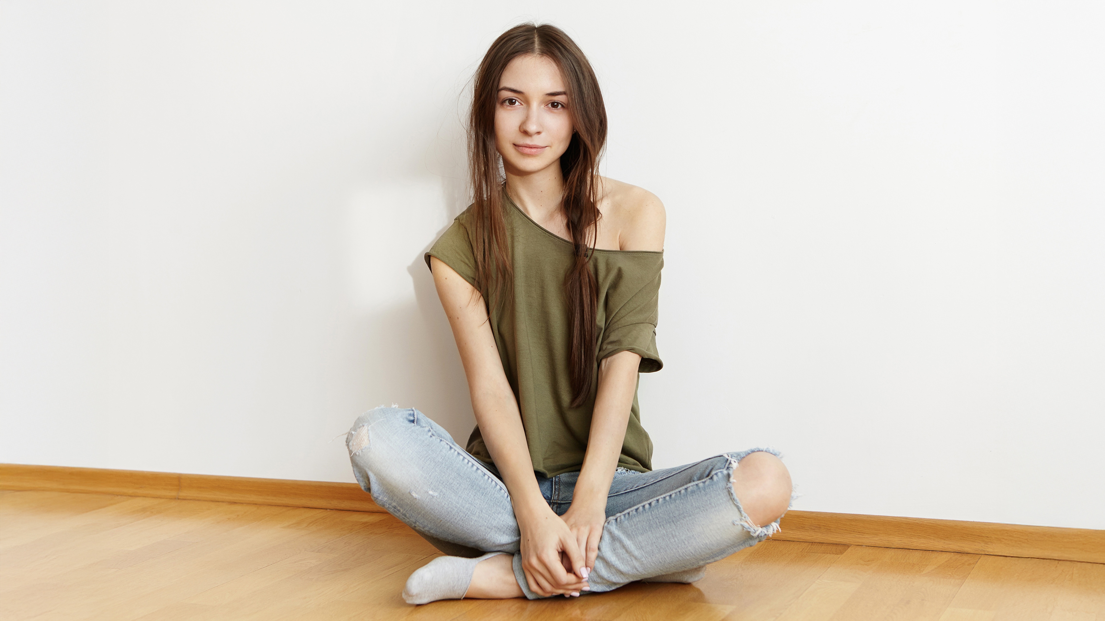 Girl in torn jeans and olive green shirt HD Wallpaper