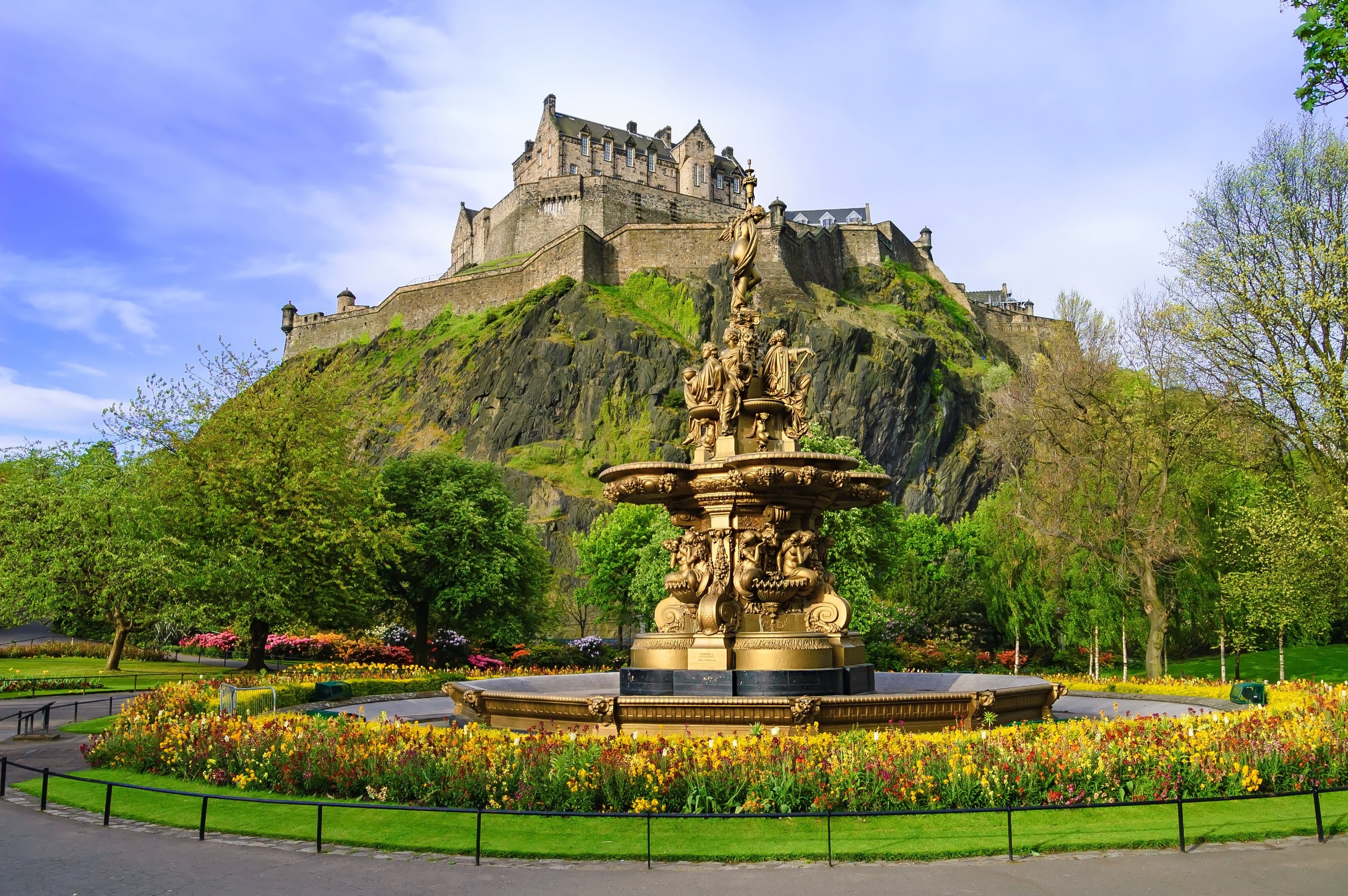 Edinburgh Castle and fountain in Princes Street Gardens, Scotland HD Wallpaper