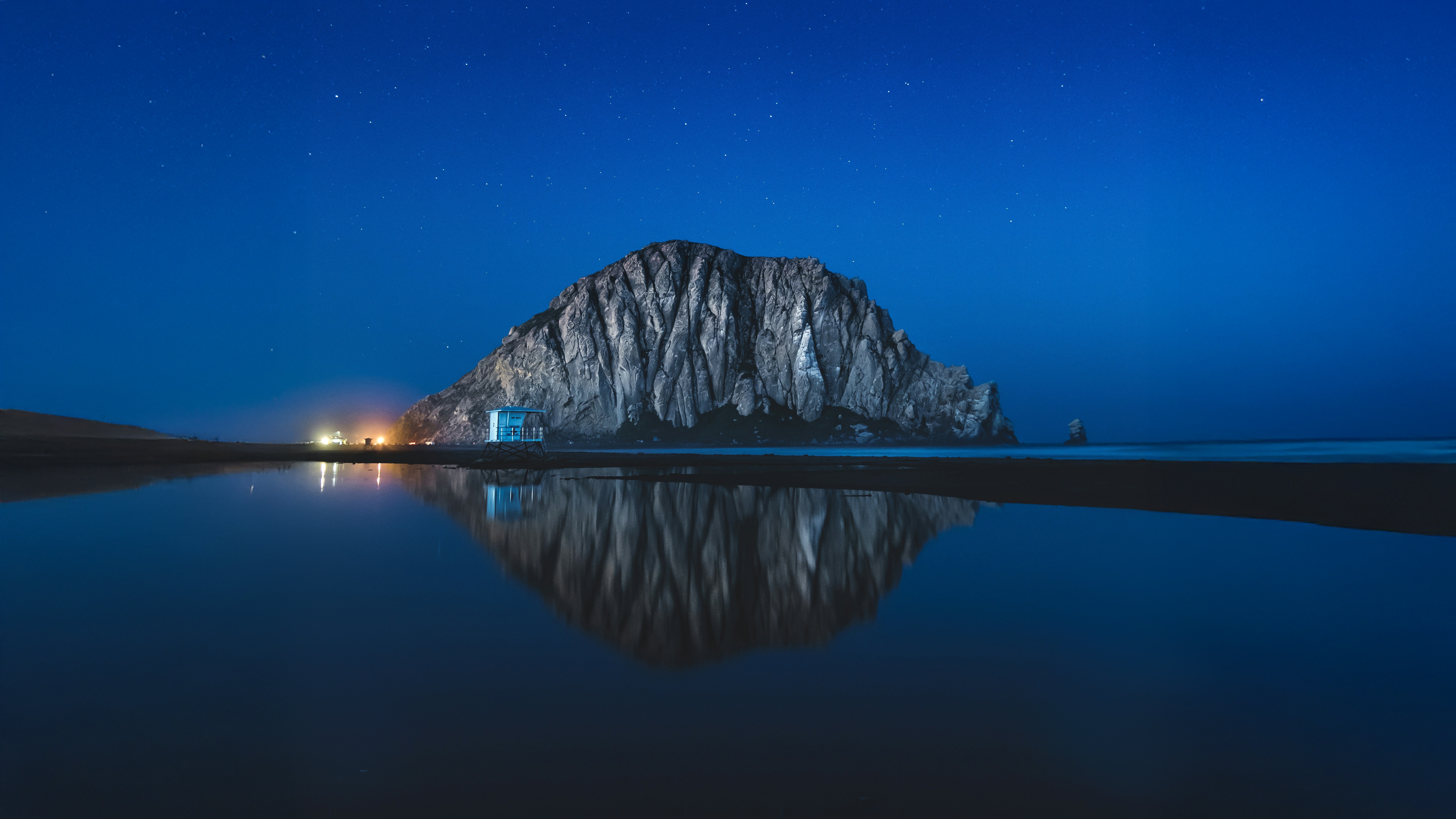 Morro Rock reflected in a lake at night HD Wallpaper