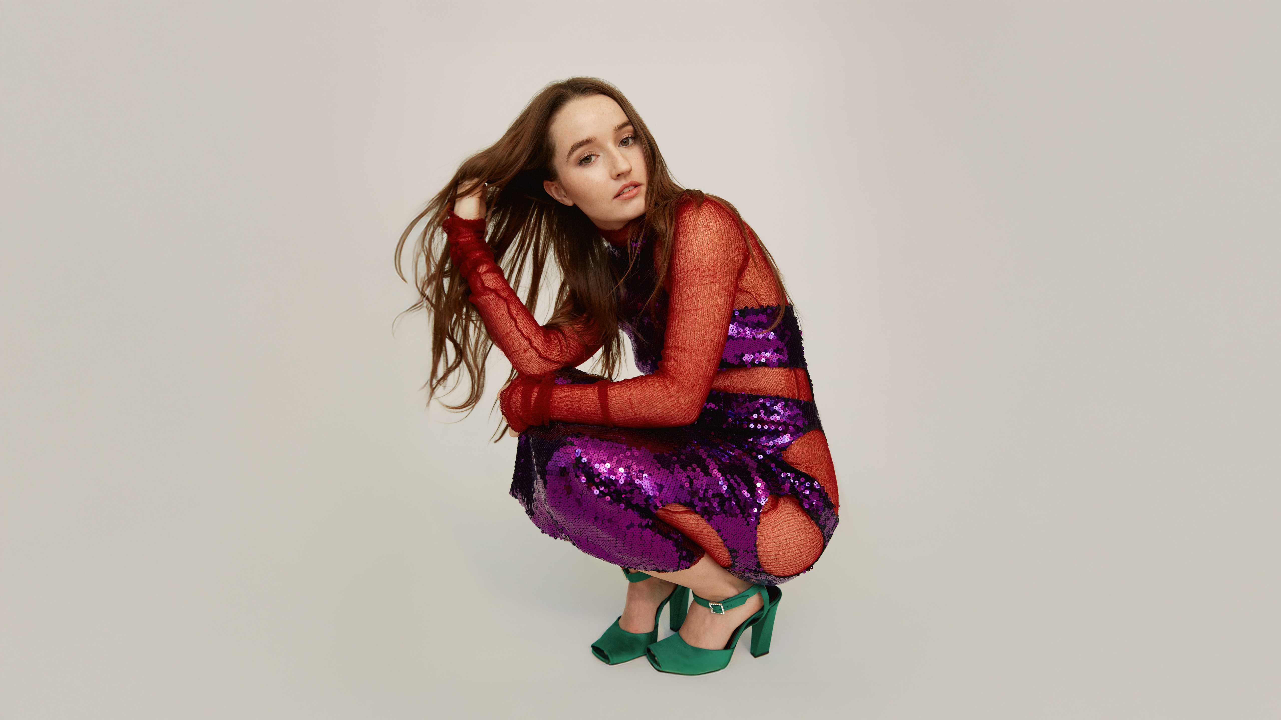 Kaitlyn Dever in a purple sequin dress HD Wallpaper