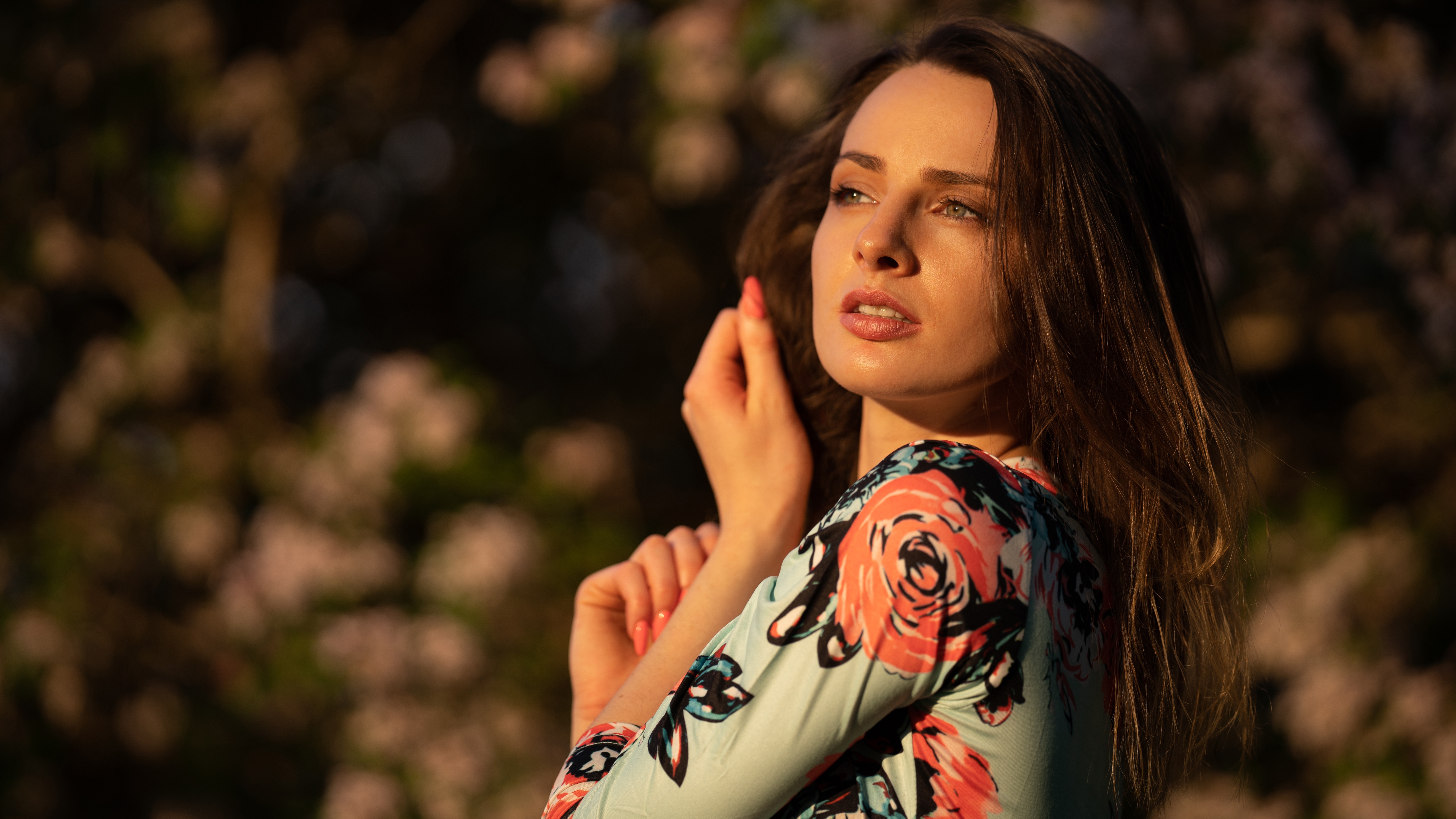 Girl in floral dress with sun rays on face HD Wallpaper