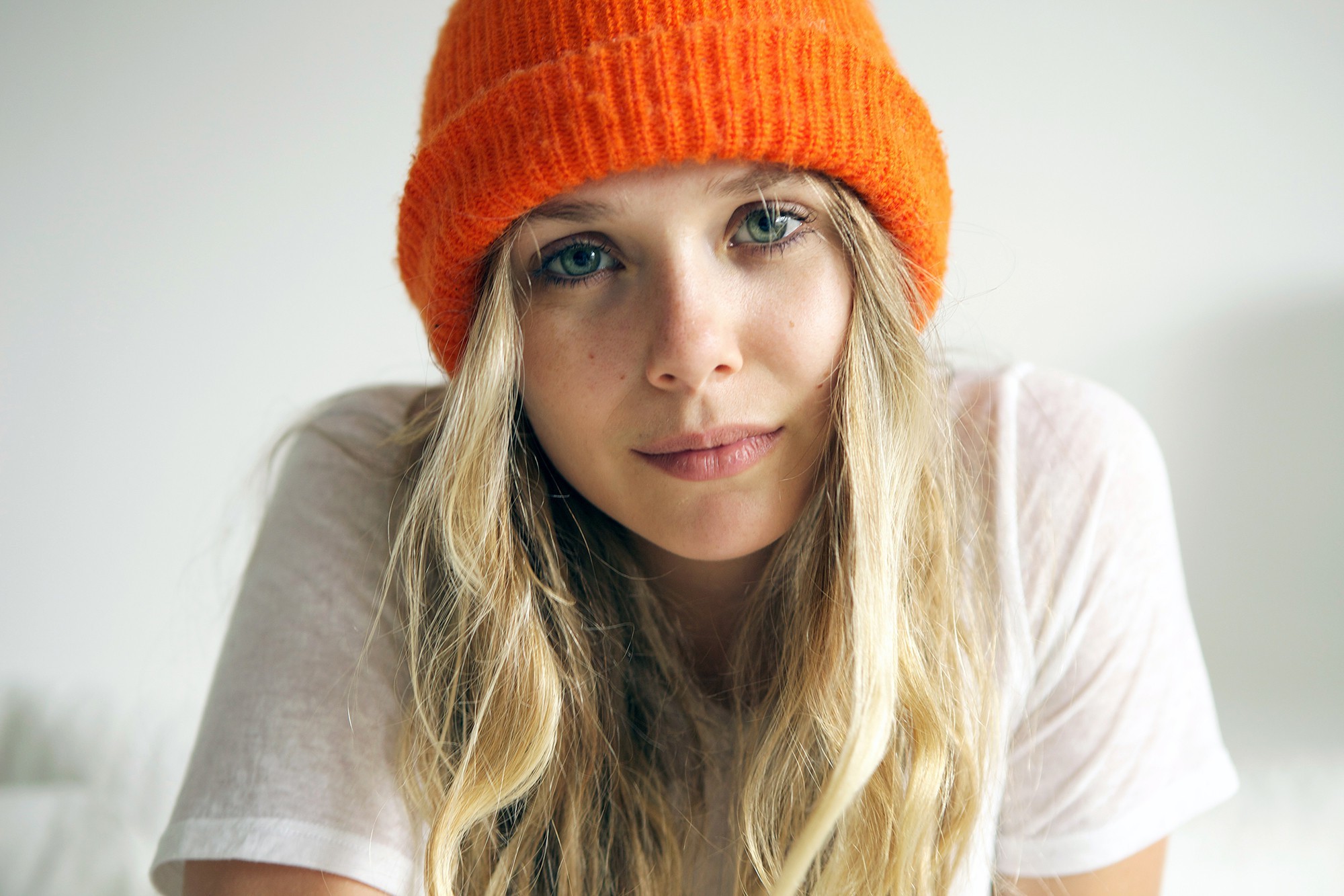 Elizabeth Olsen wearing an orange beanie HD Wallpaper
