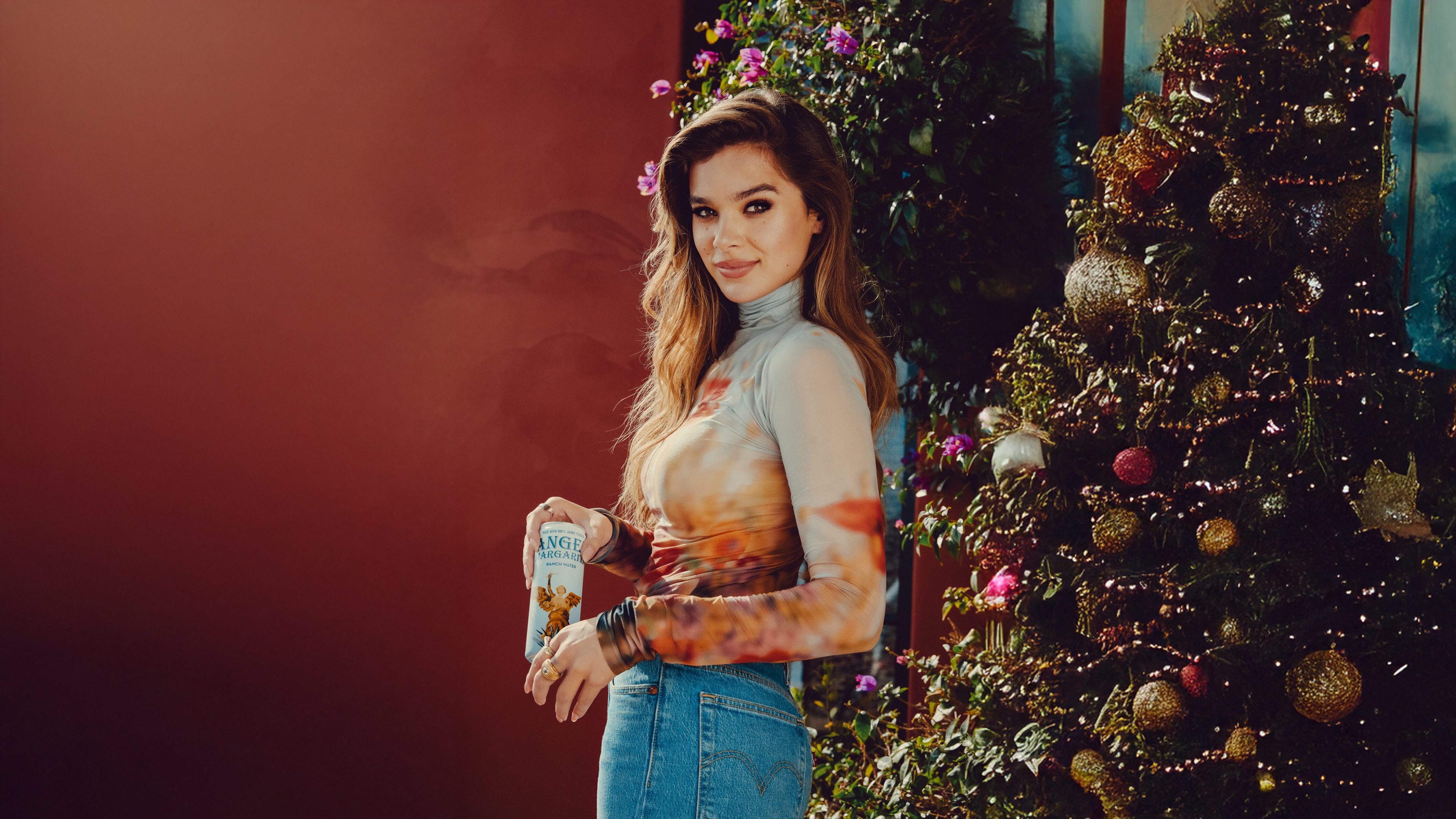Hailee Steinfeld with Angel Margarita HD Wallpaper