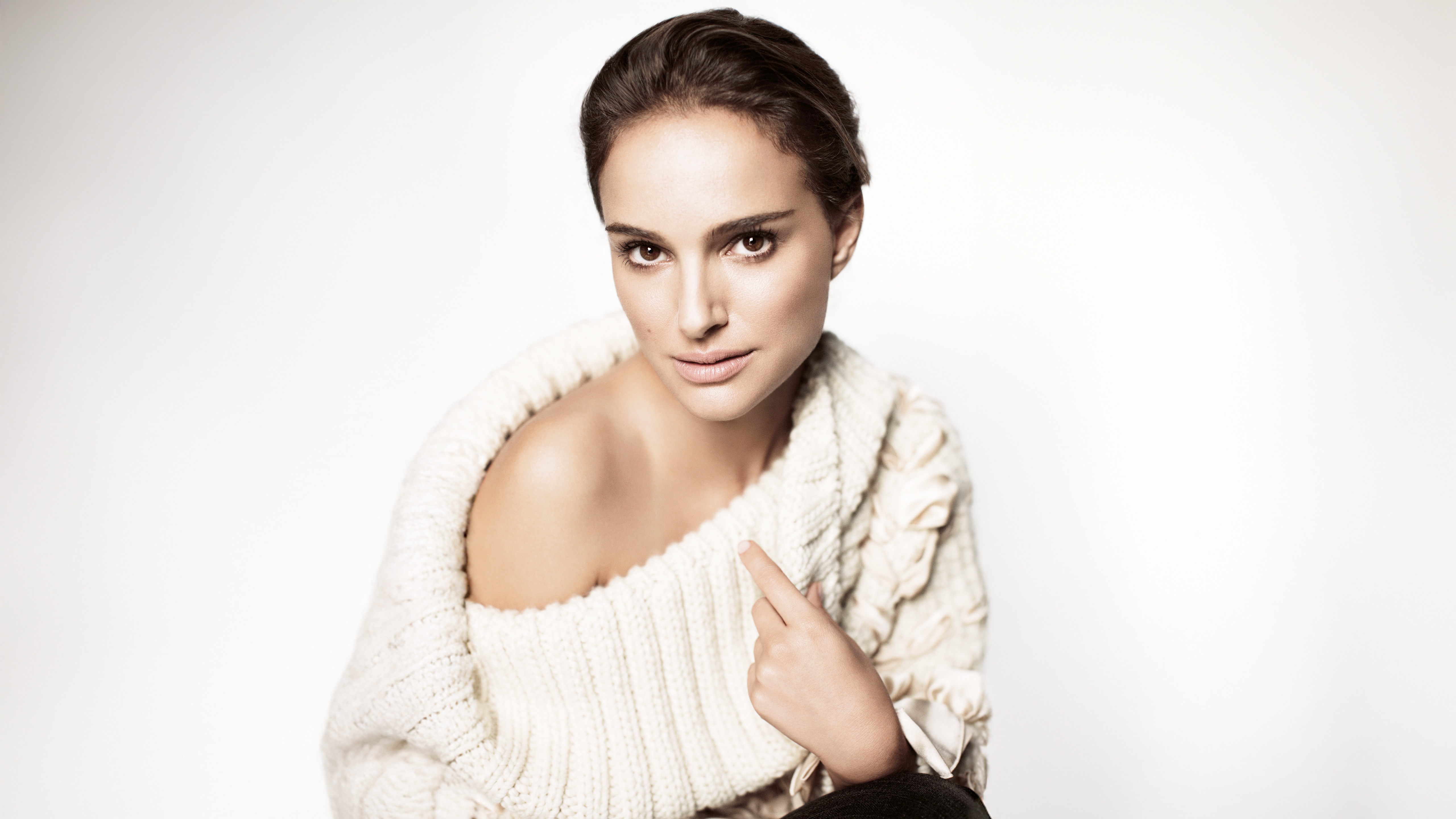 Natalie Portman Posing HD Wallpaper