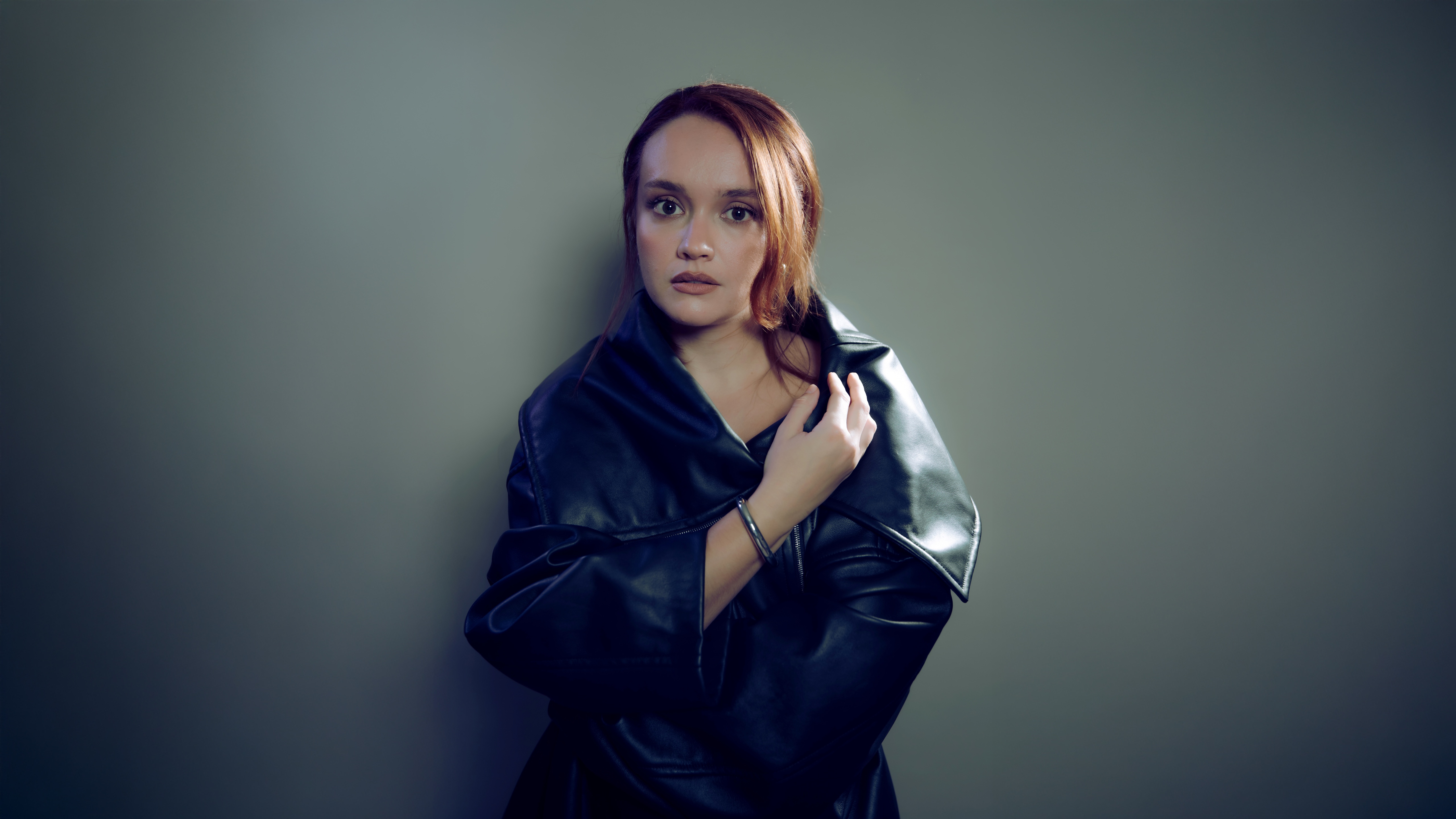 Olivia Cooke in a black leather jacket HD Wallpaper